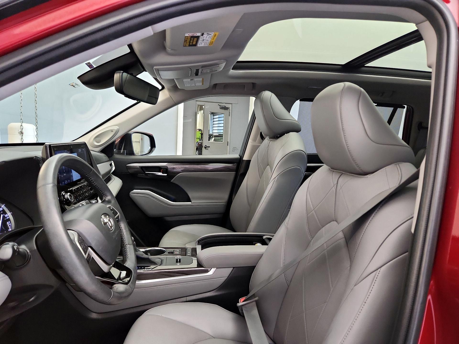 Thumbnail: 2022 Toyota Highlander - 20