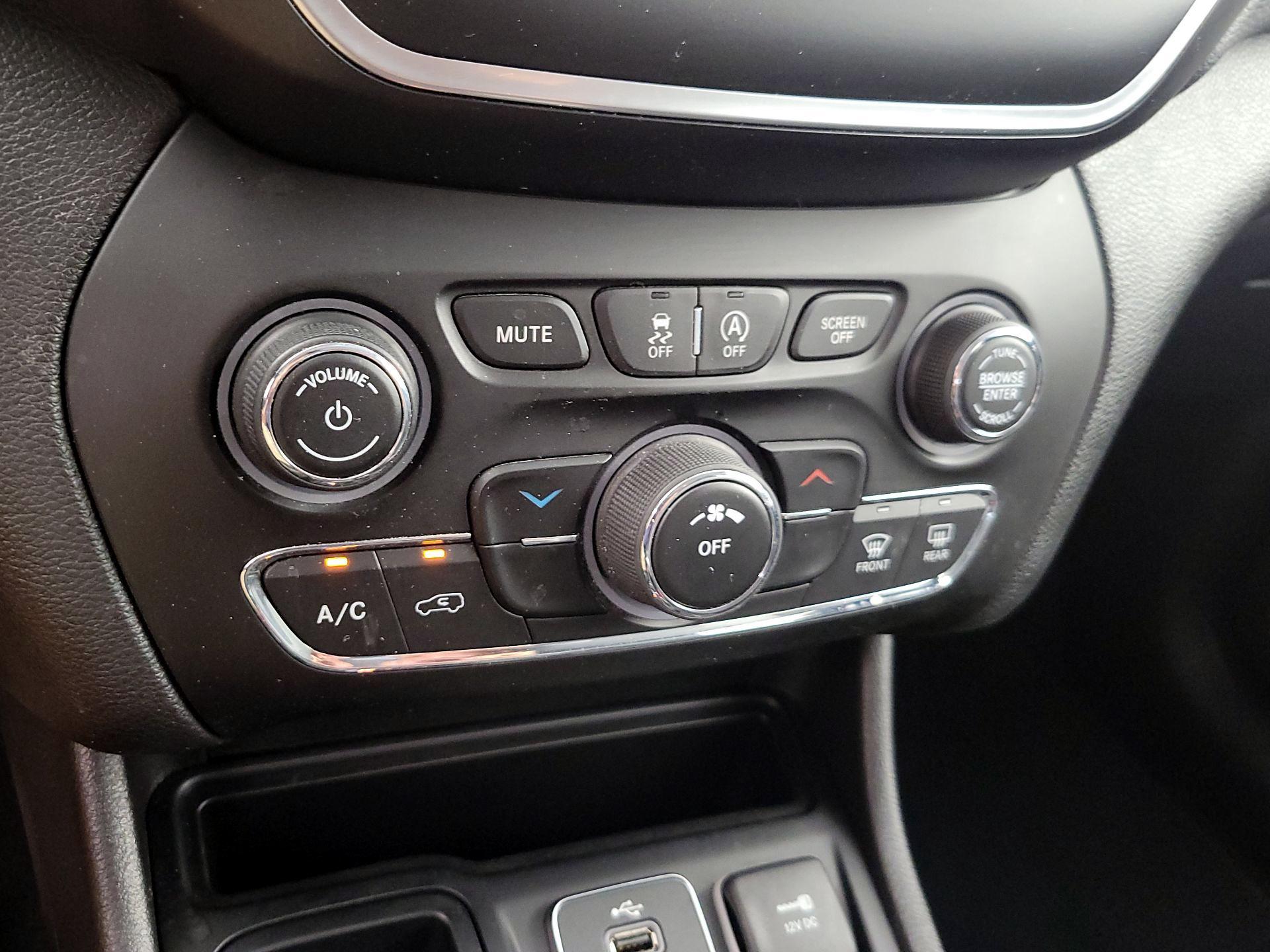 Thumbnail: 2019 Jeep Cherokee - 16