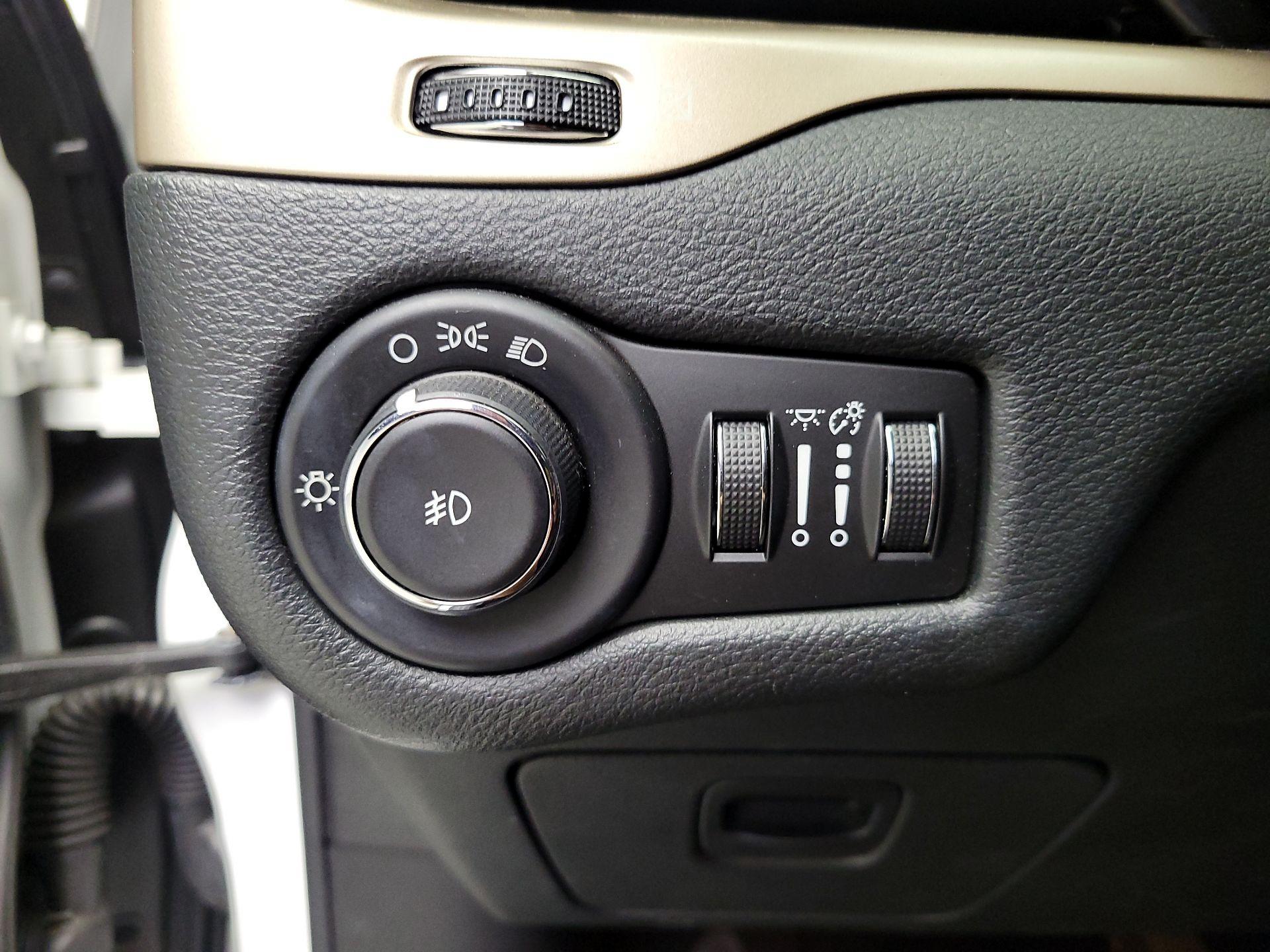 Thumbnail: 2014 Jeep Cherokee - 13