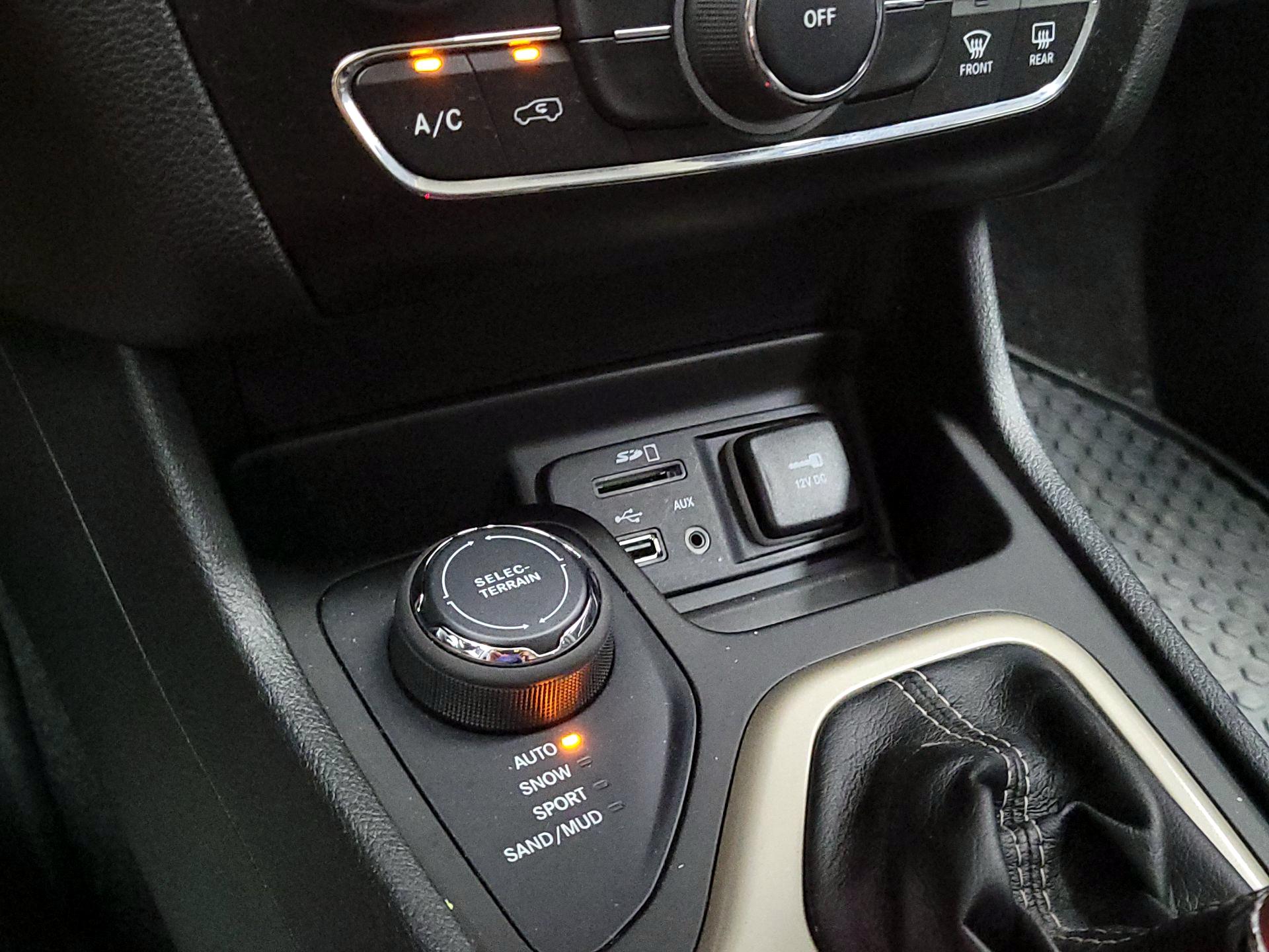 Thumbnail: 2014 Jeep Cherokee - 17