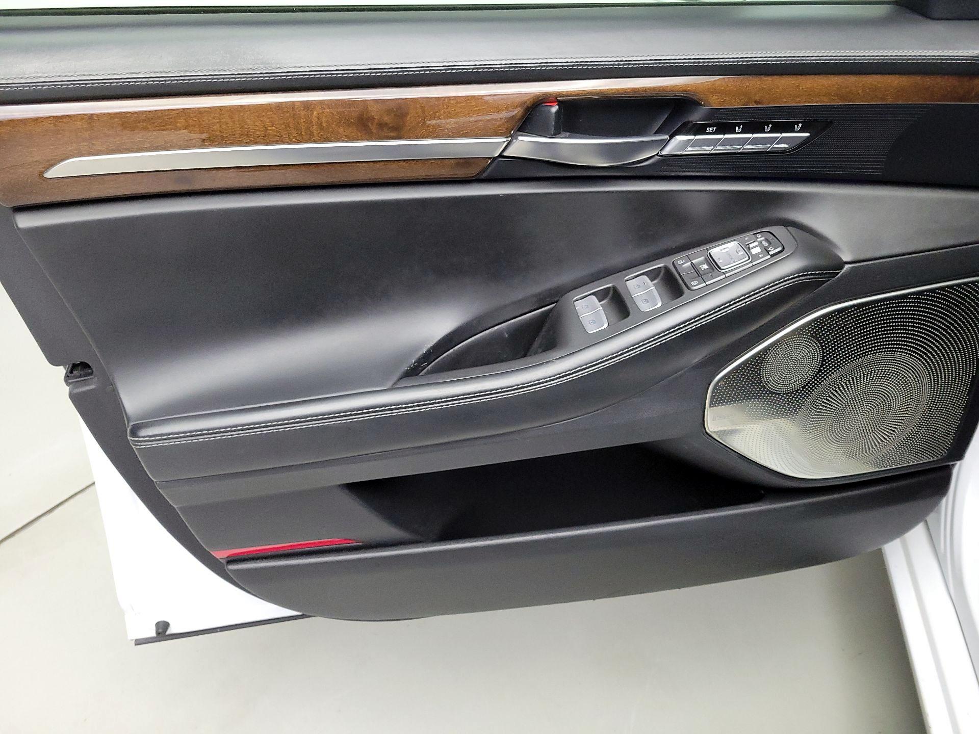Thumbnail: 2017 Genesis G90 - 12