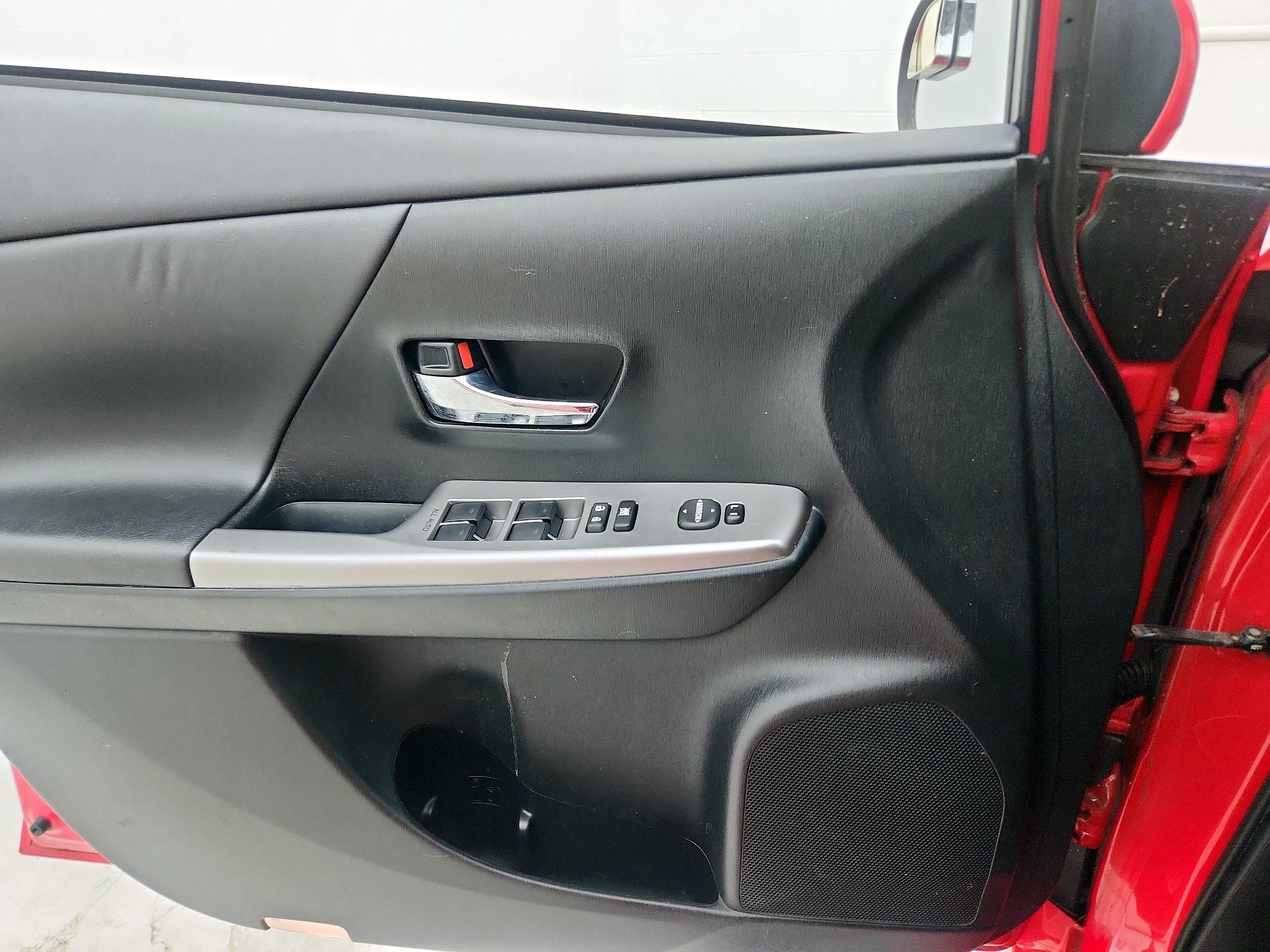 Thumbnail: 2015 Toyota Prius v - 12