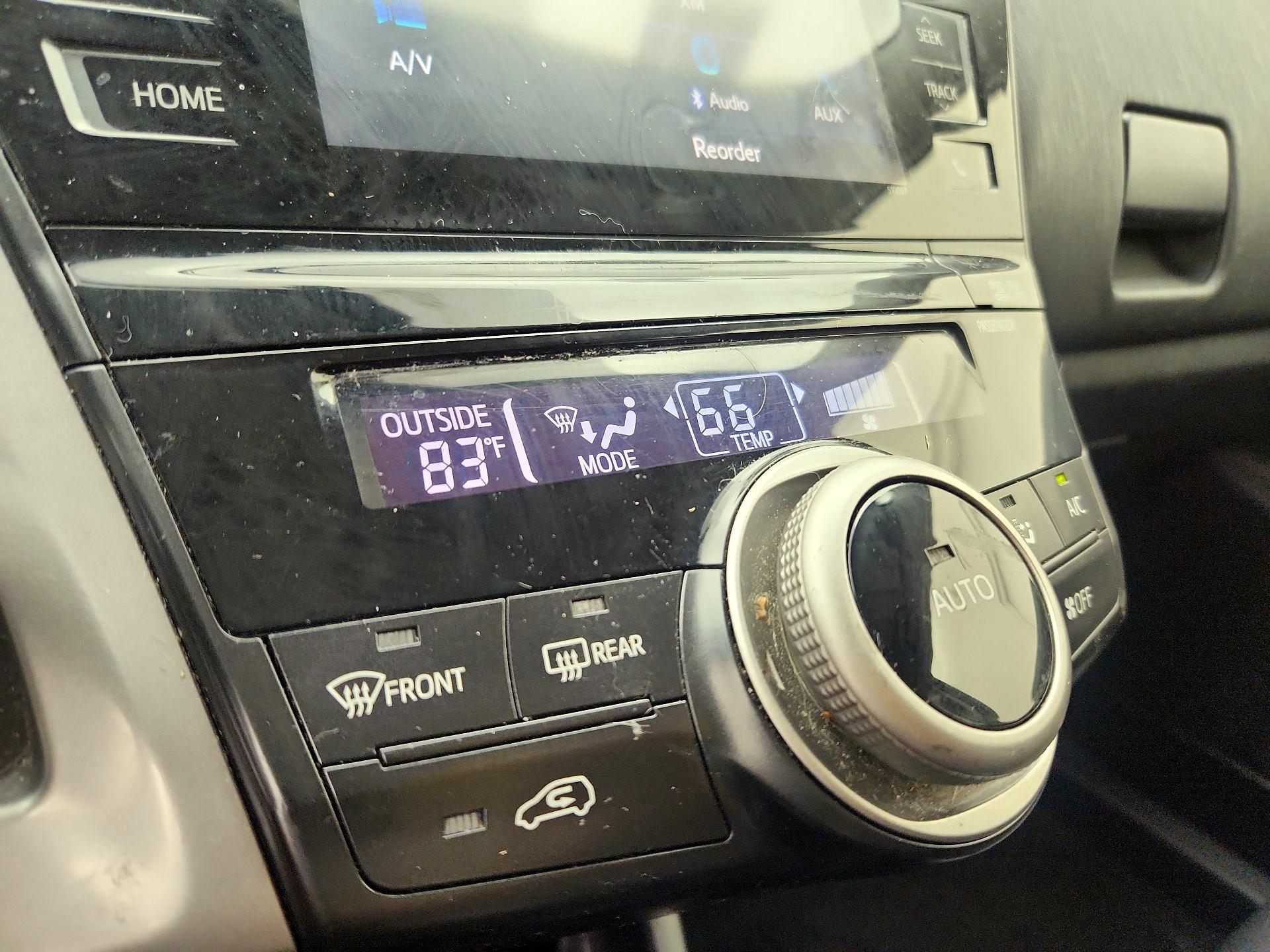 Thumbnail: 2015 Toyota Prius v - 16