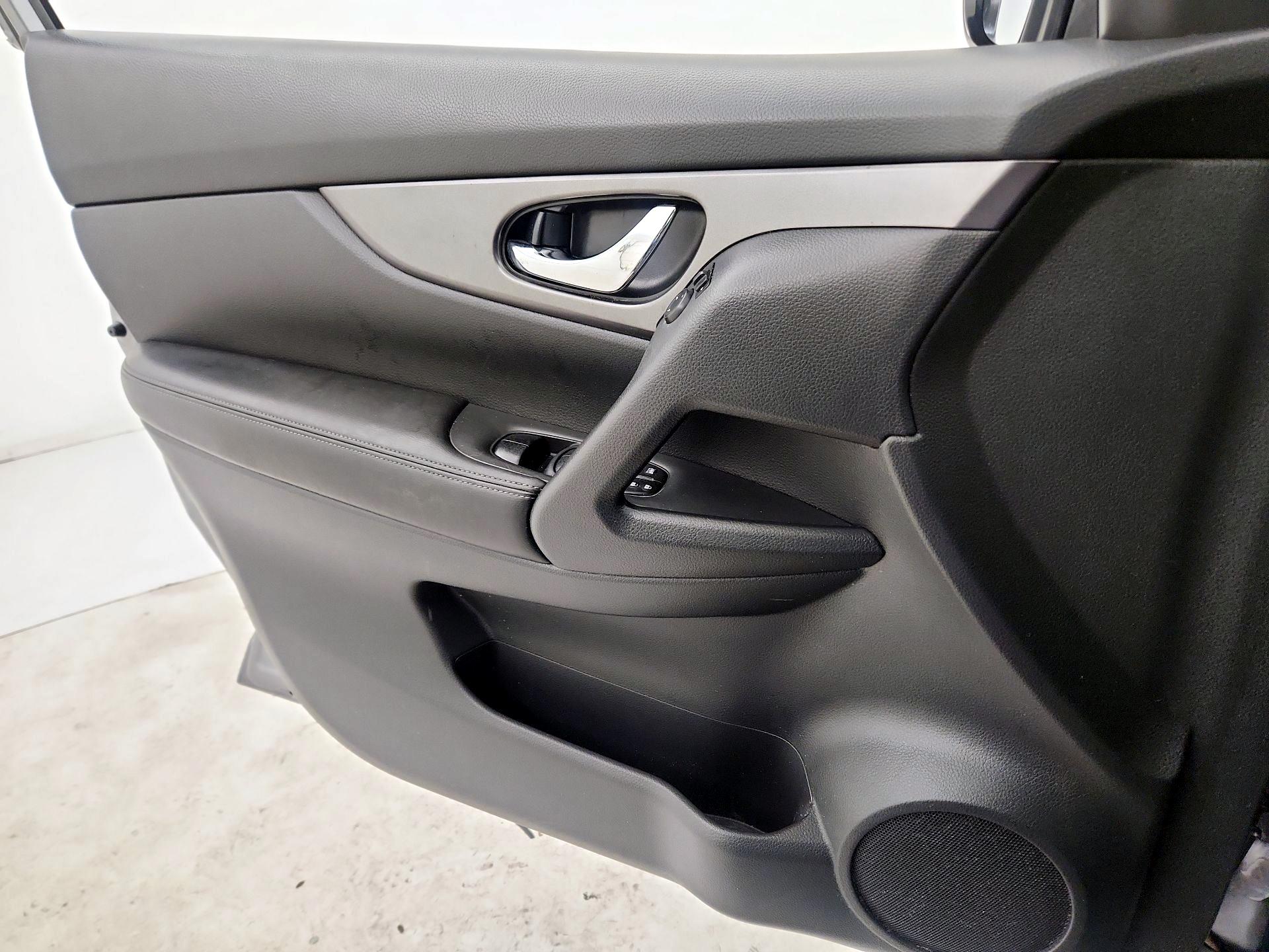 Thumbnail: 2016 Nissan Rogue - 12
