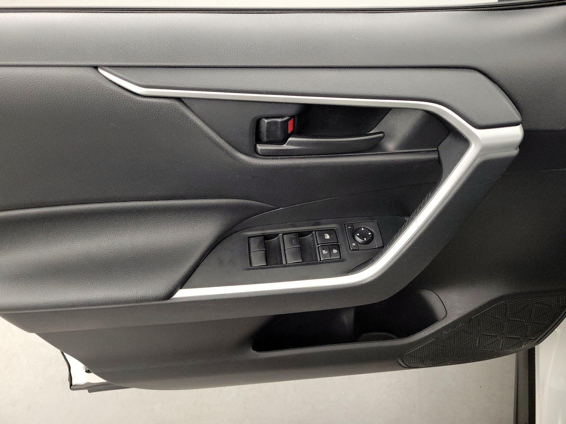 Thumbnail: 2020 Toyota RAV4 - 12