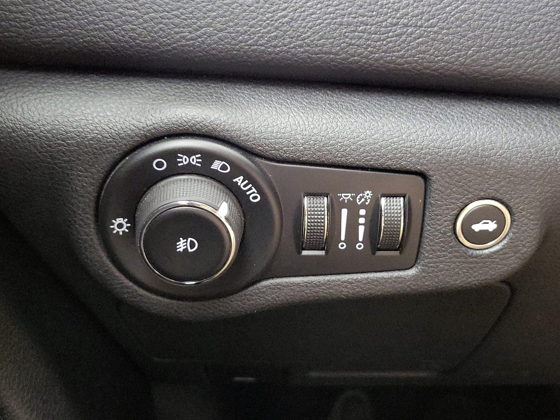 Thumbnail: 2015 Chrysler 200 - 13