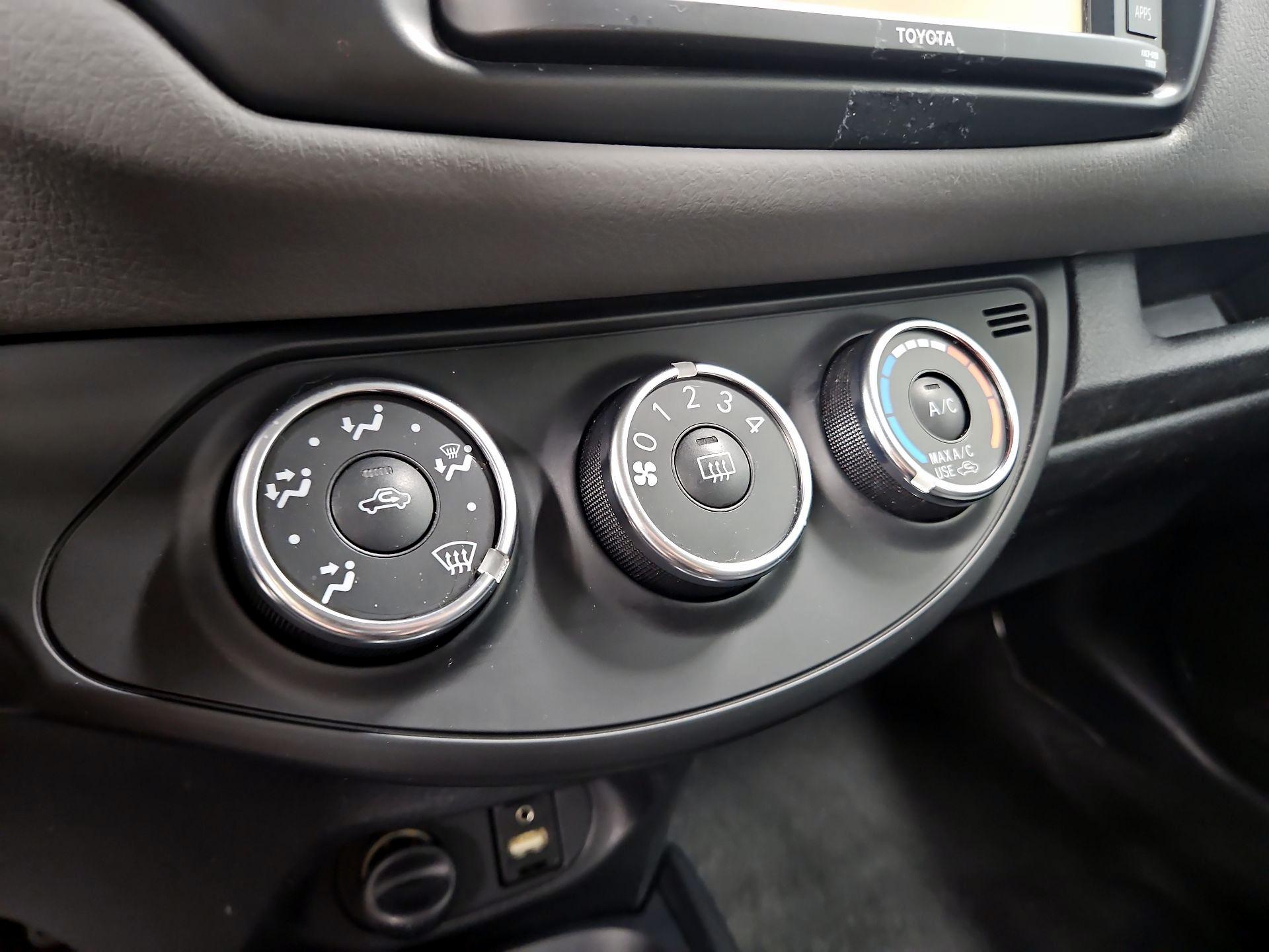 Thumbnail: 2015 Toyota Yaris - 15