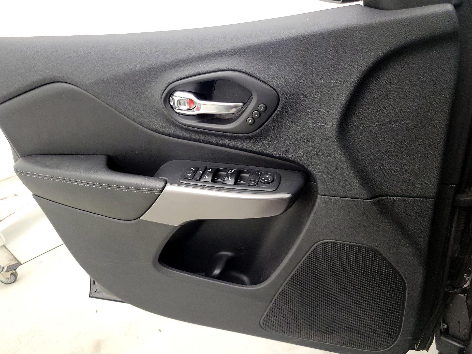 Thumbnail: 2019 Jeep Cherokee - 12