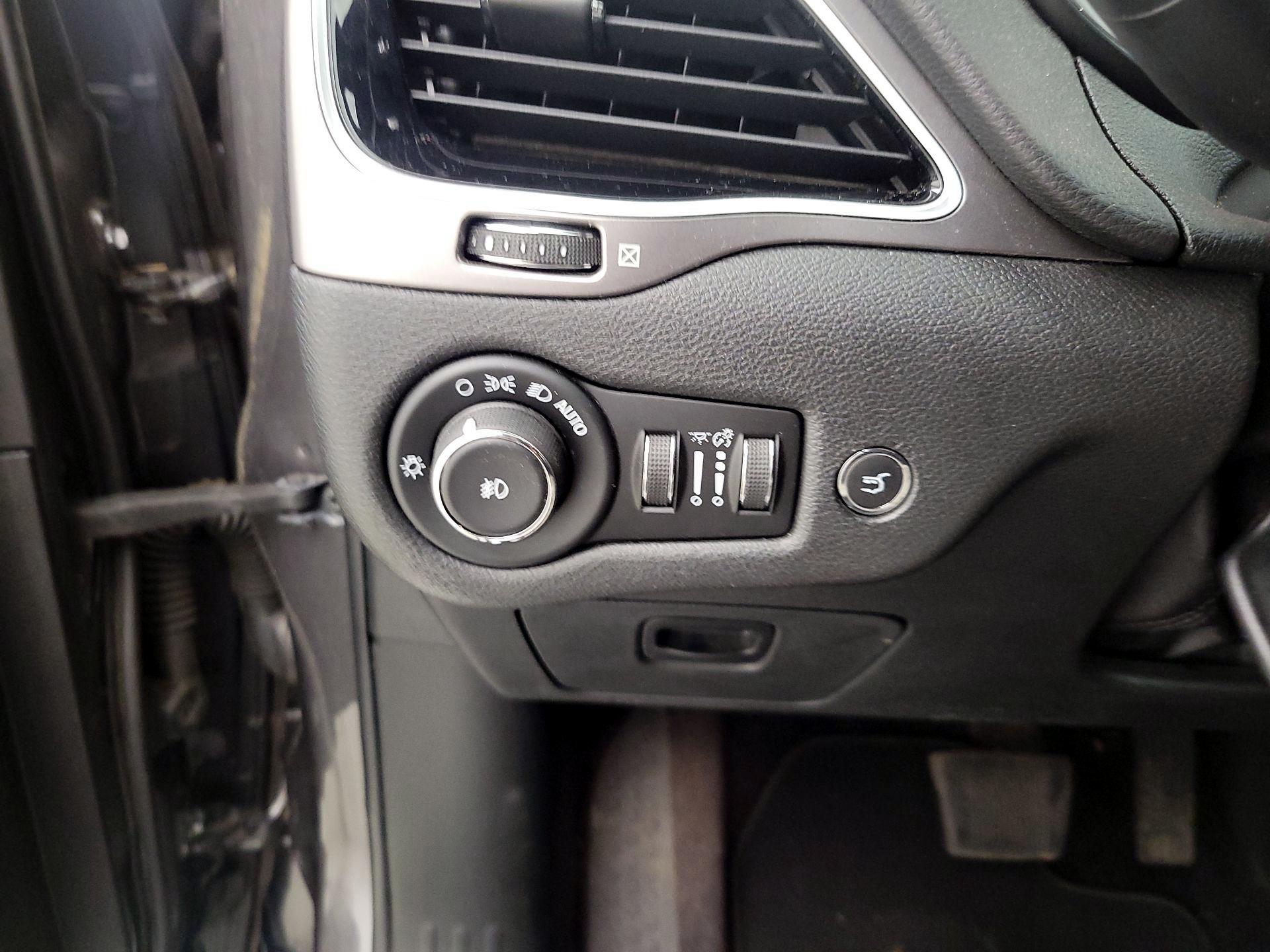 Thumbnail: 2019 Jeep Cherokee - 13