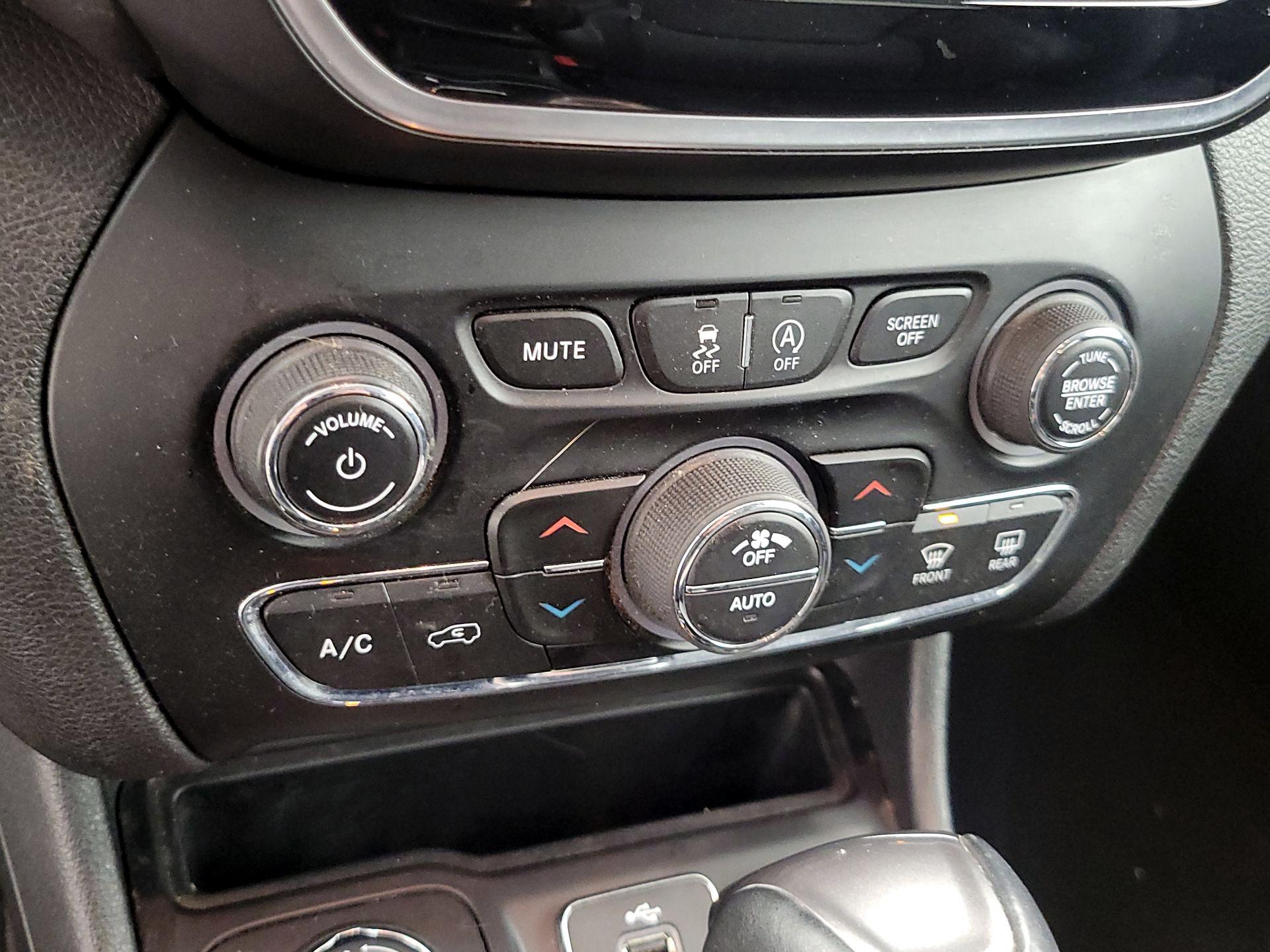 Thumbnail: 2019 Jeep Cherokee - 16