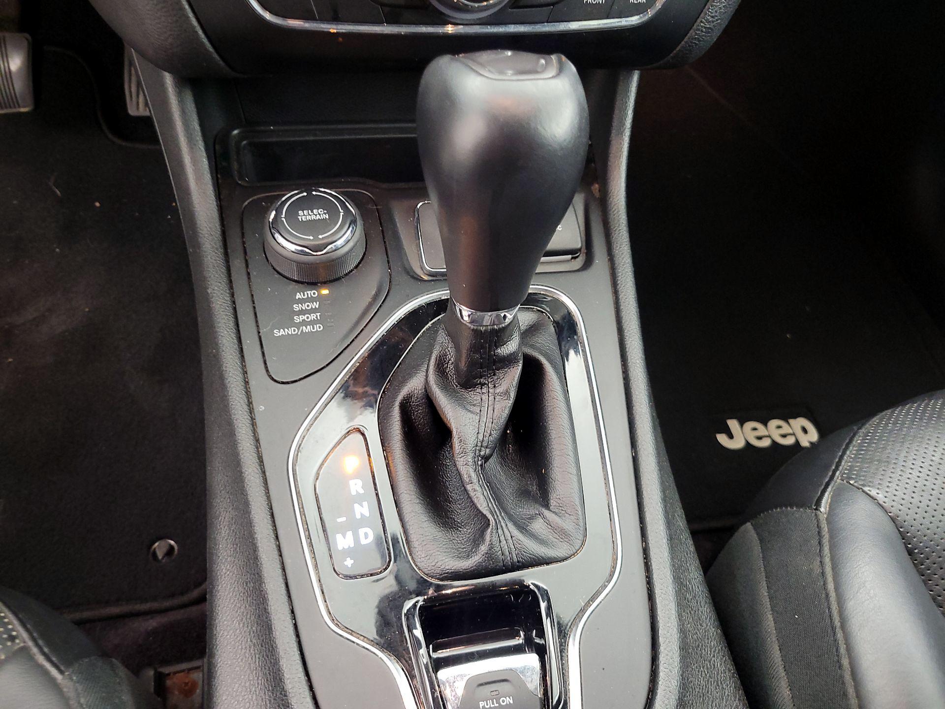 Thumbnail: 2019 Jeep Cherokee - 17