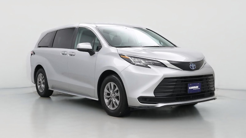 2022 Toyota Sienna LE Hero Image