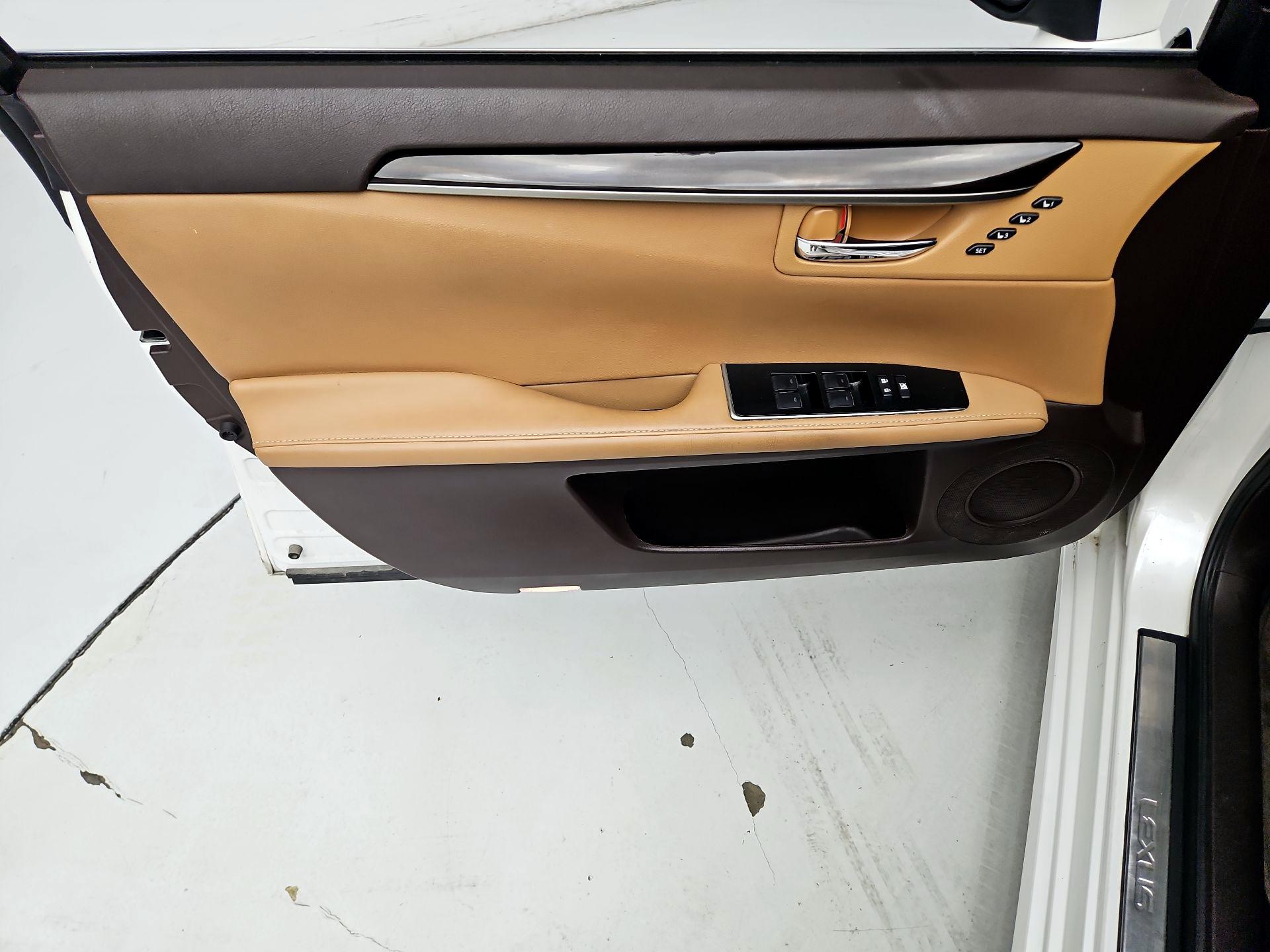Thumbnail: 2018 Lexus ES - 12