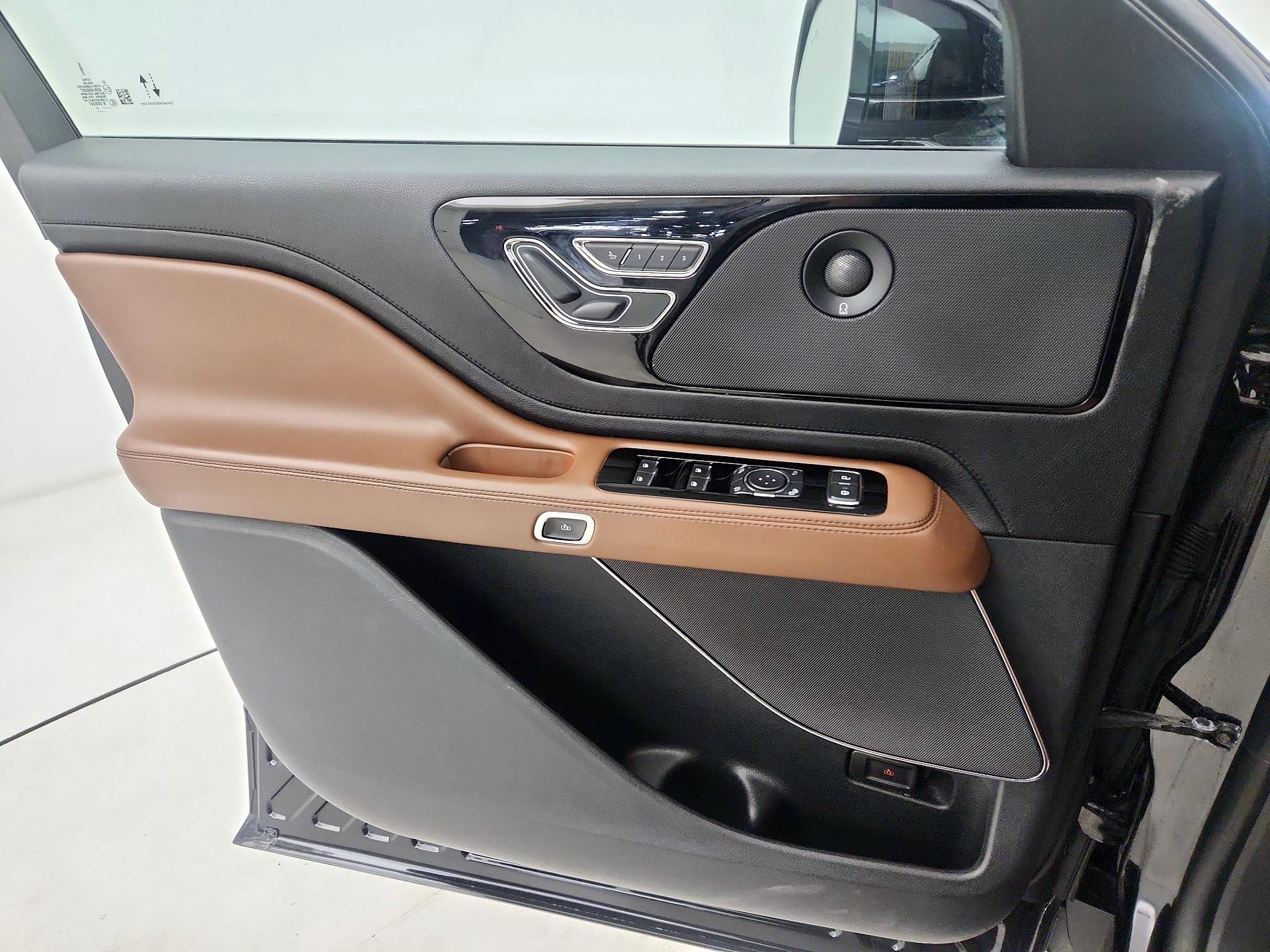 Thumbnail: 2020 Lincoln Aviator - 12