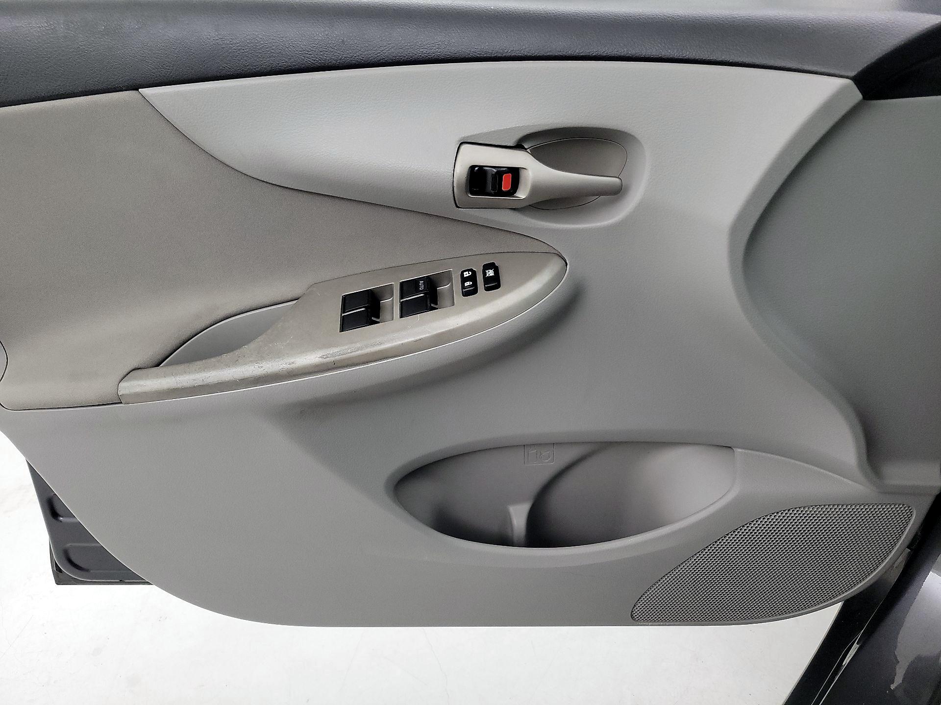 Thumbnail: 2013 Toyota Corolla - 12