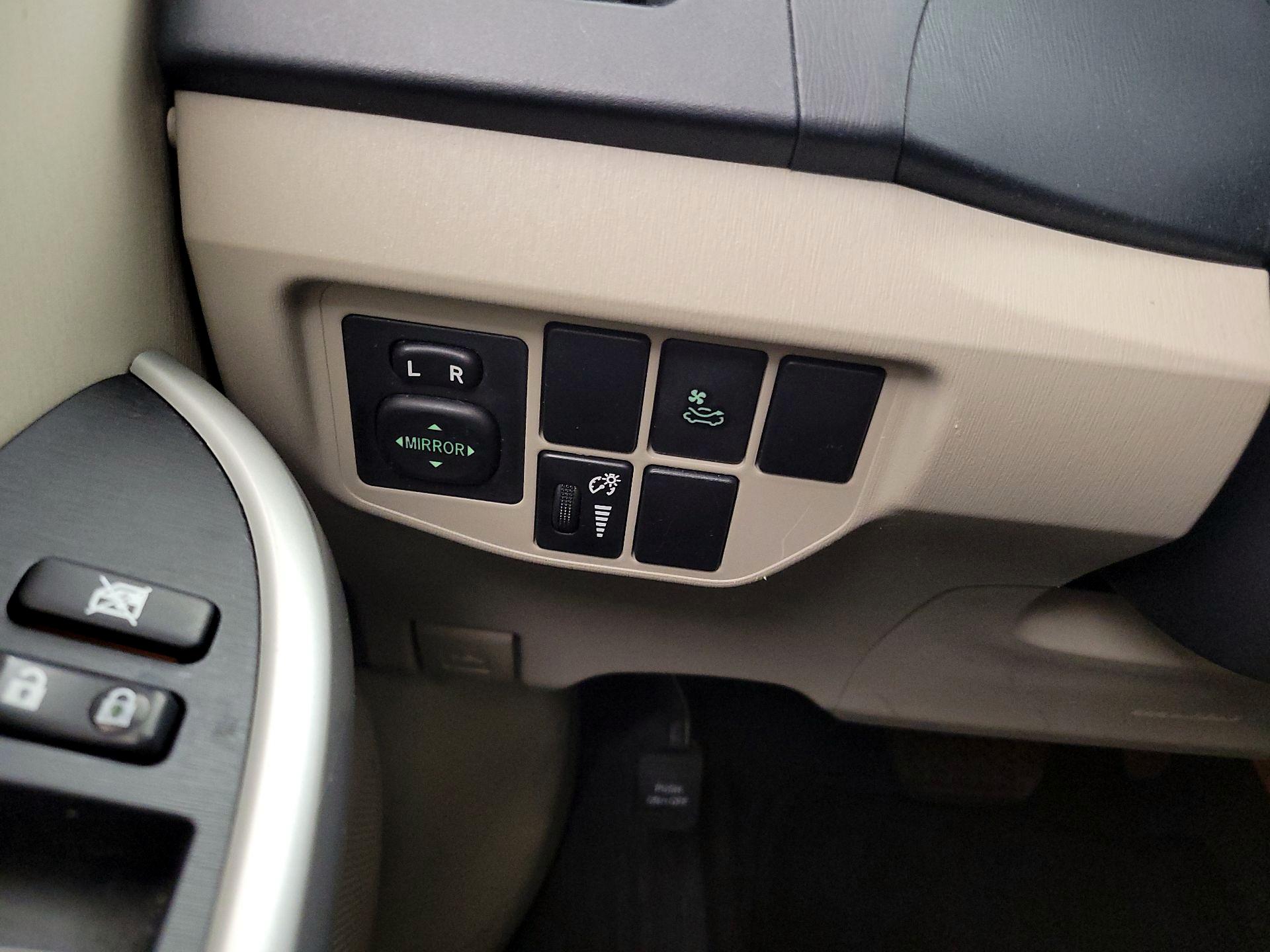 Thumbnail: 2015 Toyota Prius - 13