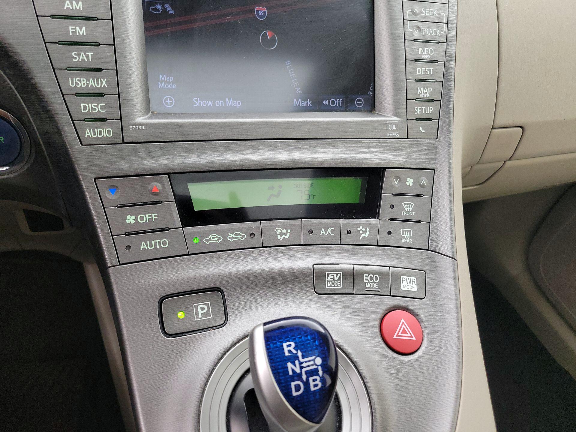 Thumbnail: 2015 Toyota Prius - 17