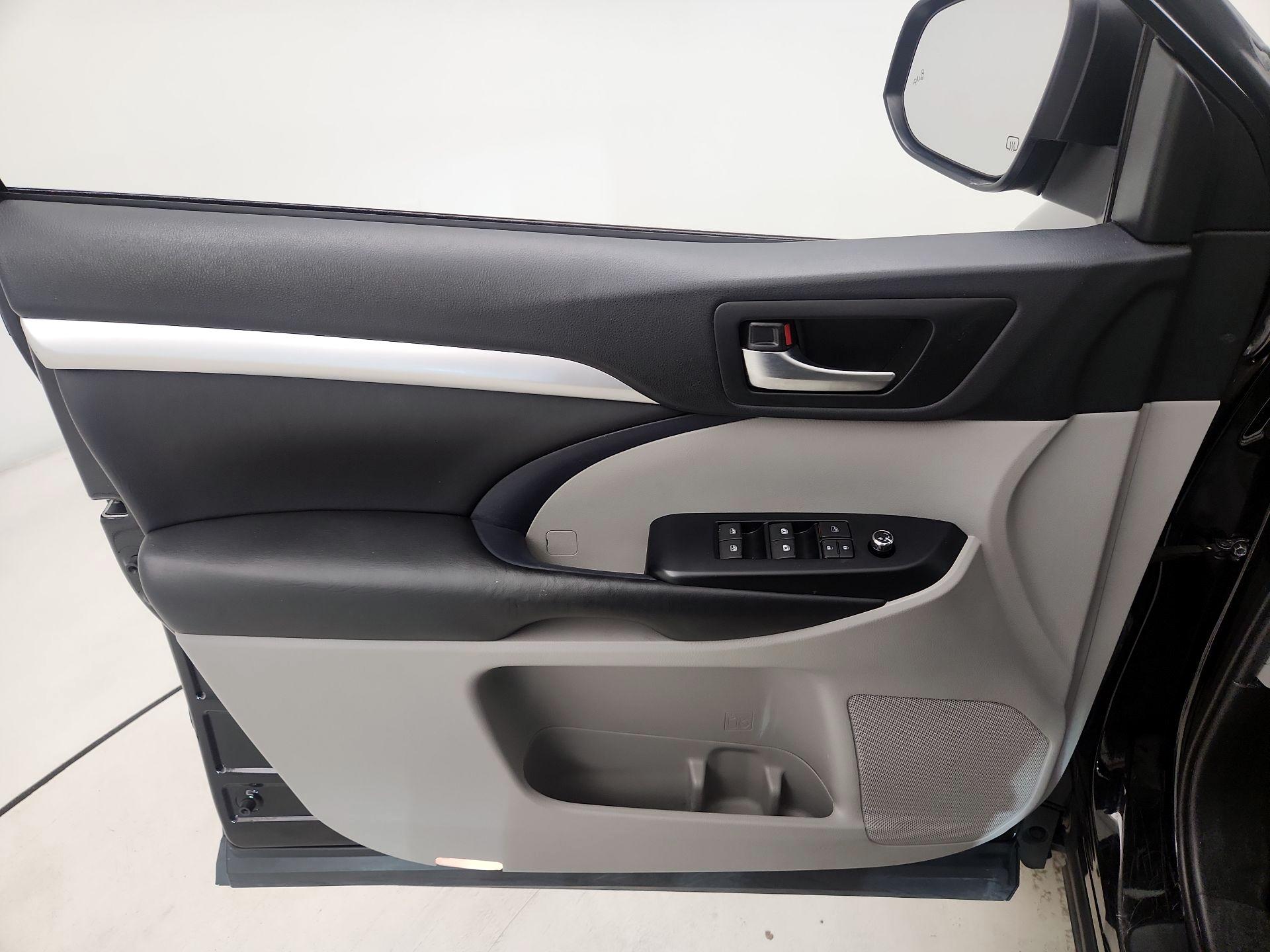 Thumbnail: 2019 Toyota Highlander - 12
