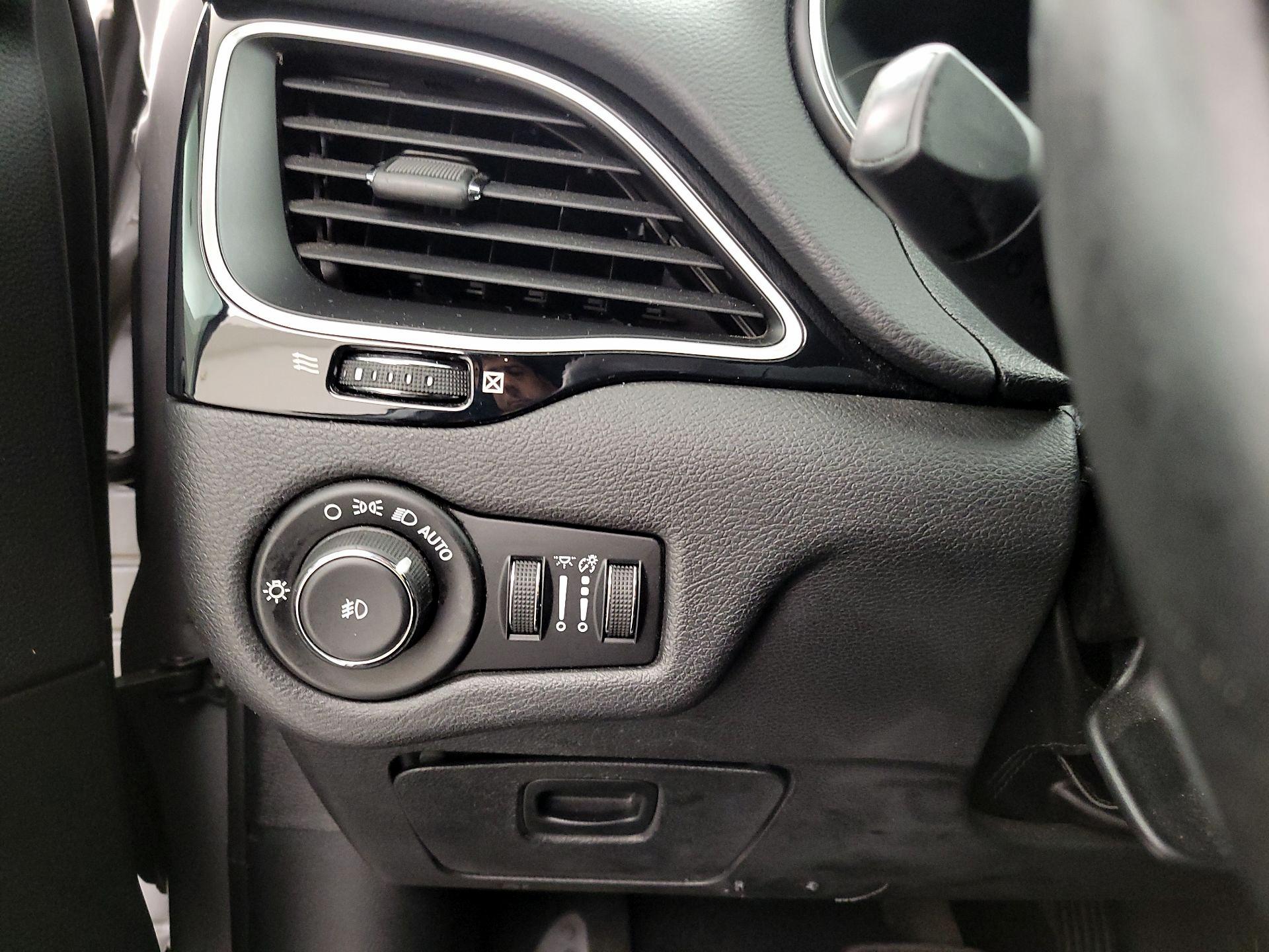 Thumbnail: 2019 Jeep Cherokee - 13