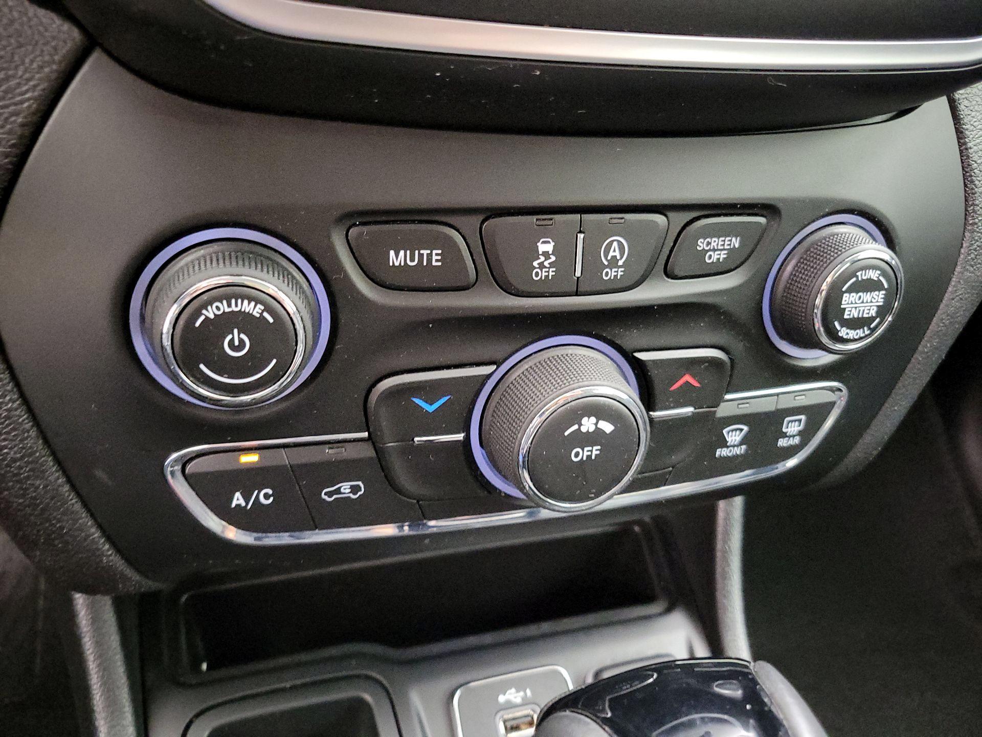 Thumbnail: 2019 Jeep Cherokee - 16