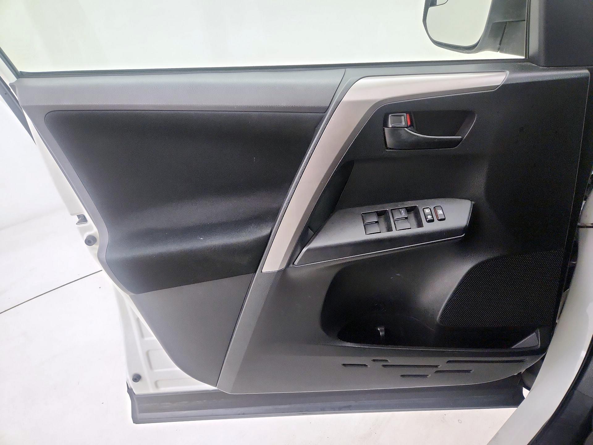 Thumbnail: 2018 Toyota RAV4 - 12