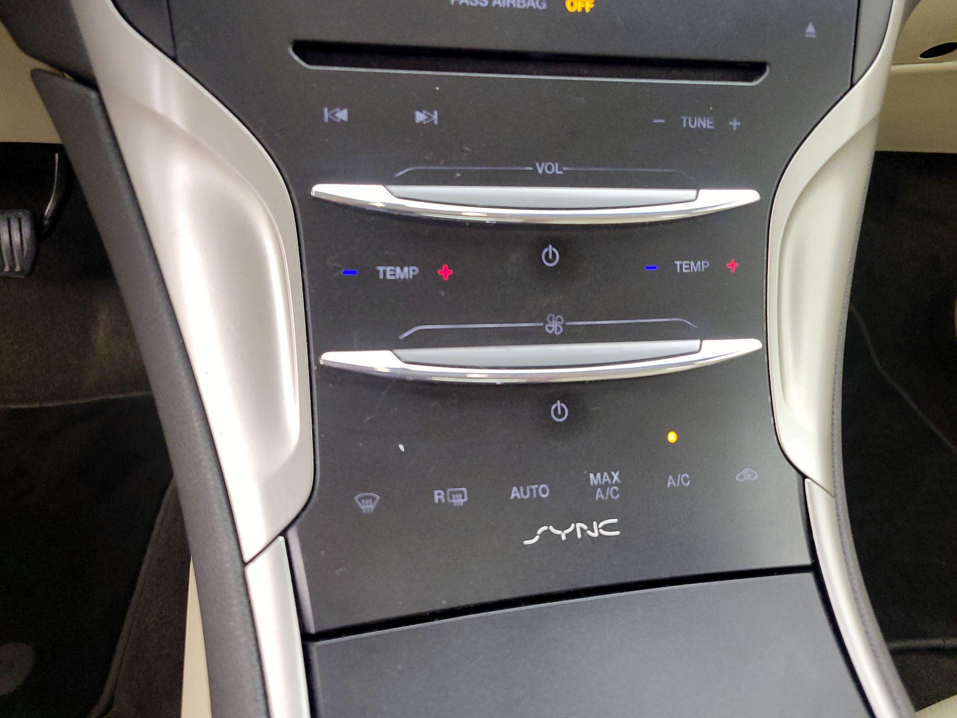 Thumbnail: 2015 Lincoln MKZ - 17