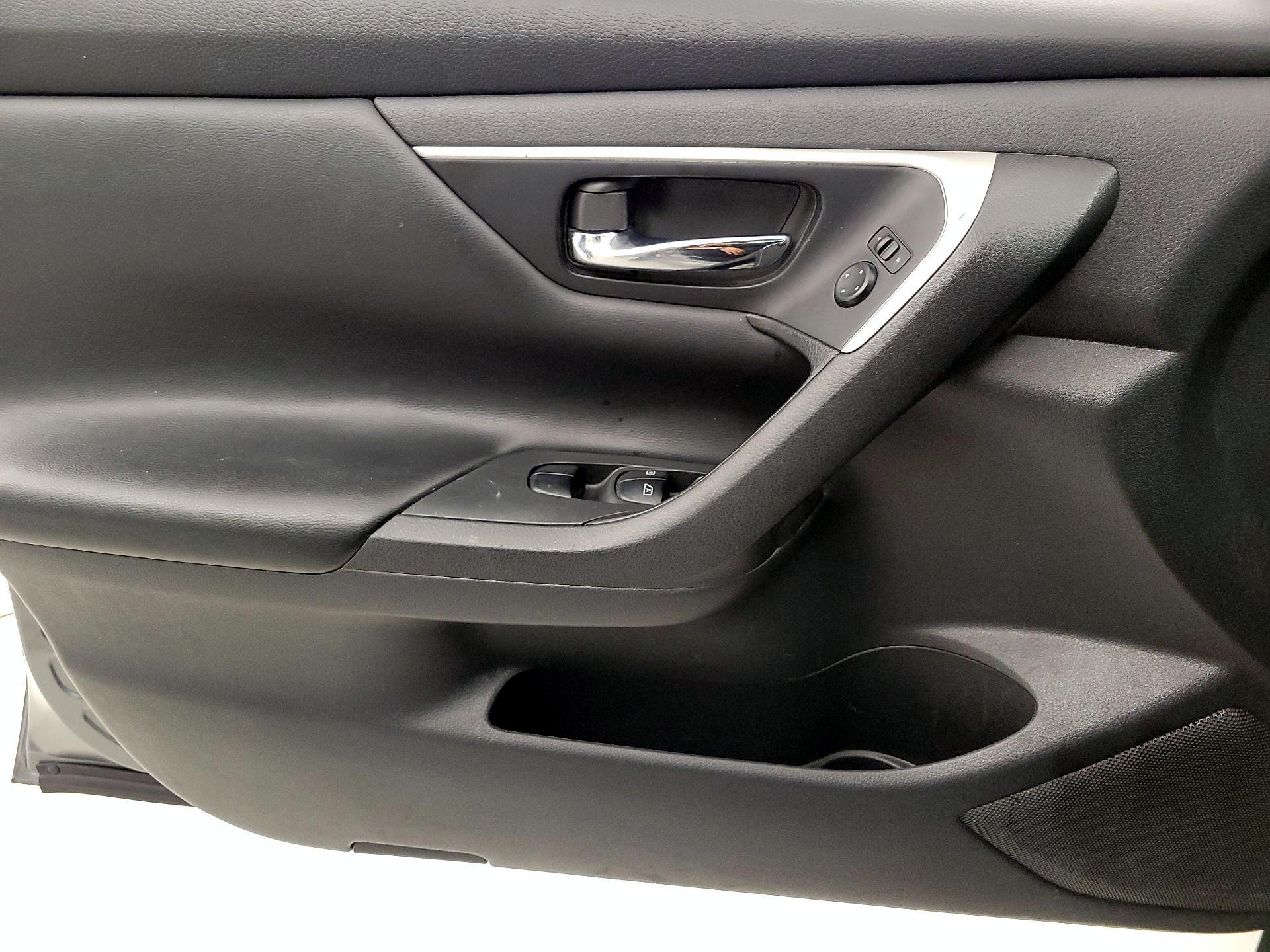 Thumbnail: 2017 Nissan Altima - 12