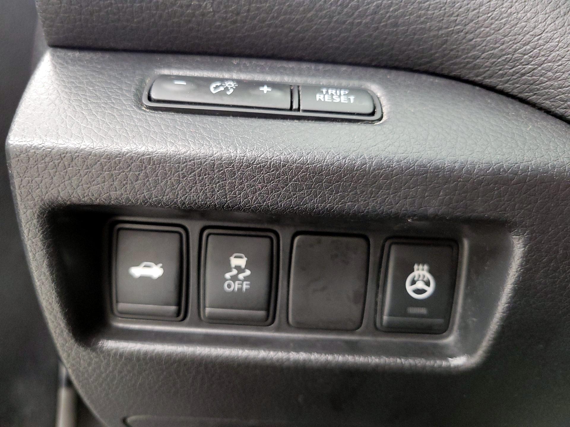 Thumbnail: 2017 Nissan Altima - 13