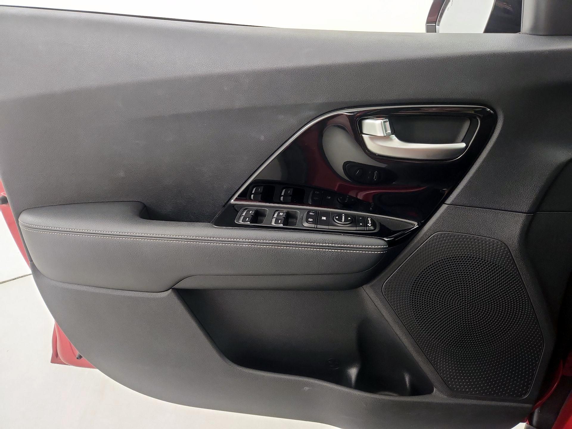 Thumbnail: 2020 Kia Niro - 12