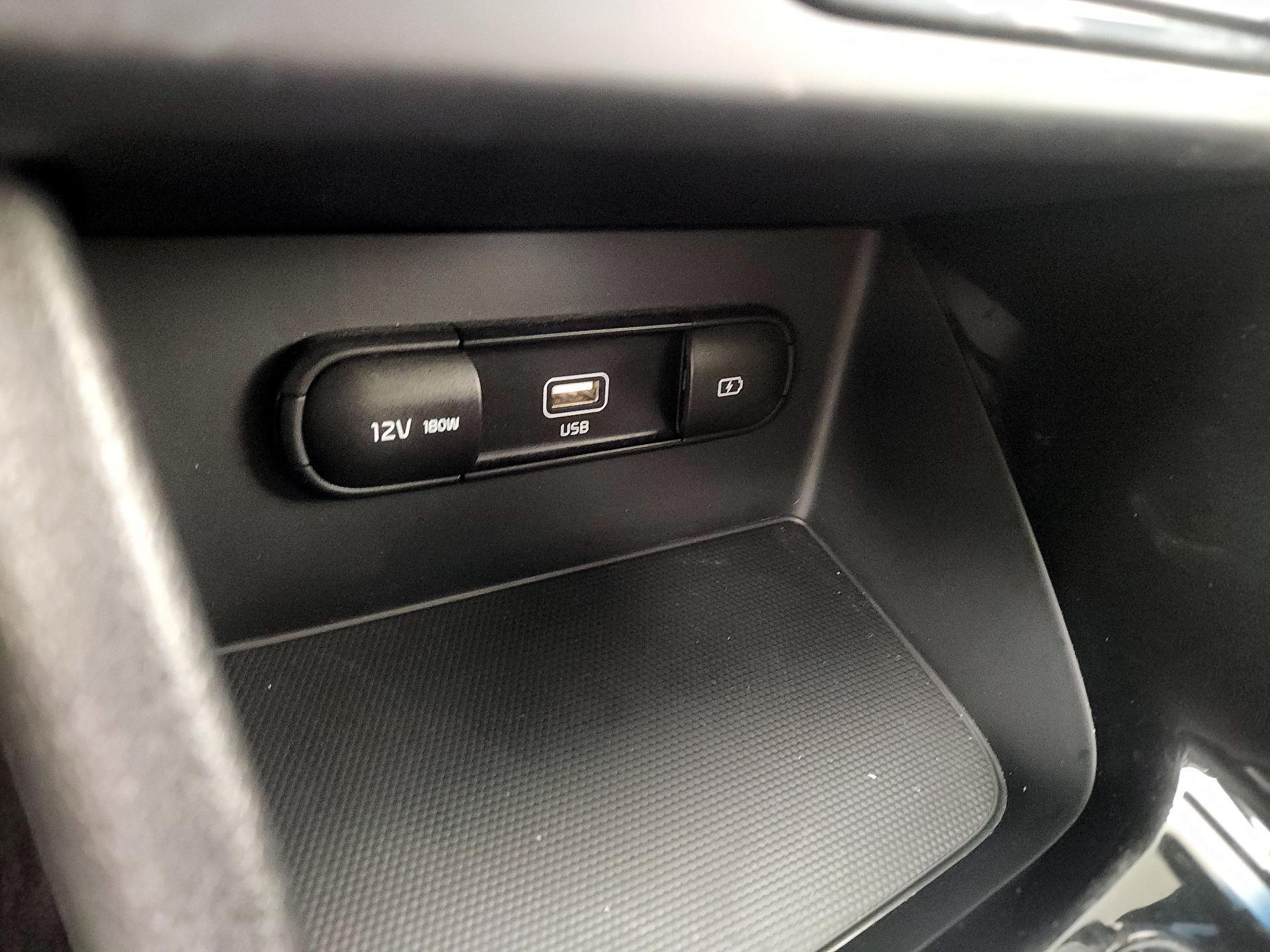 Thumbnail: 2020 Kia Niro - 18