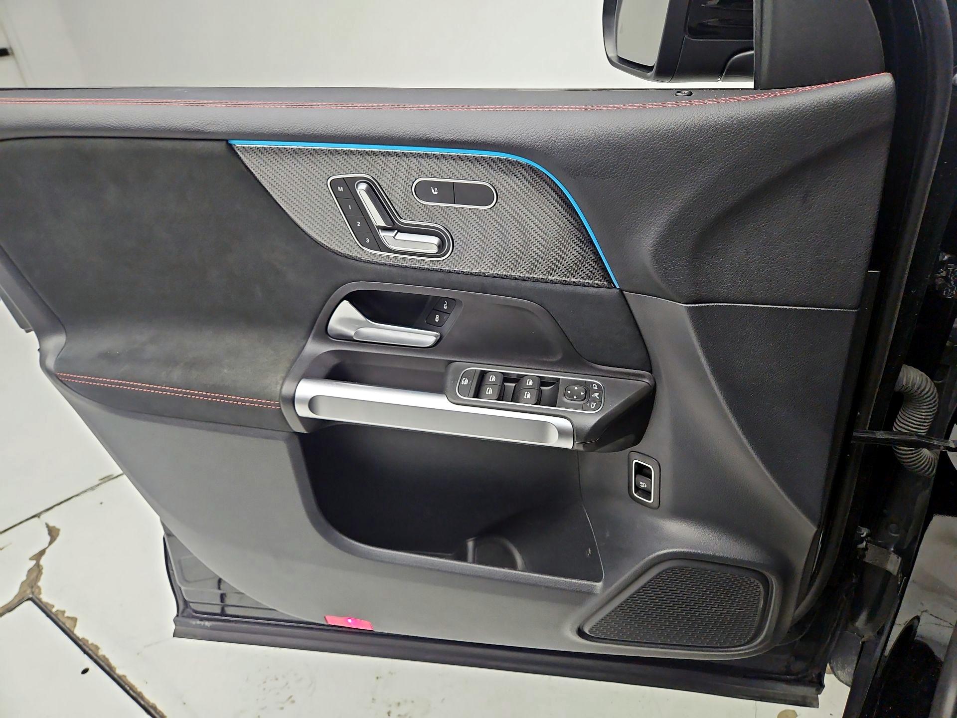 Thumbnail: 2022 Mercedes-Benz GLB - 12