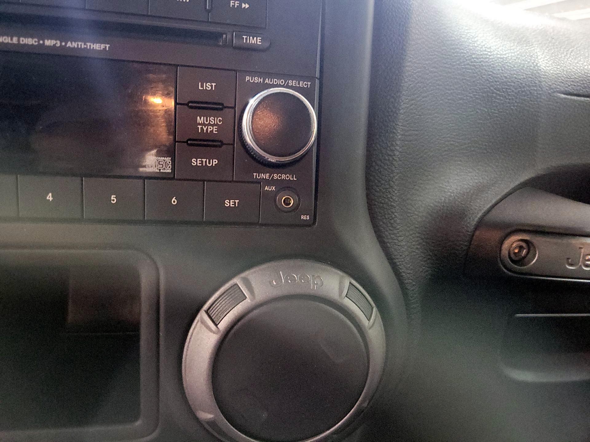 Thumbnail: 2016 Jeep Wrangler - 14