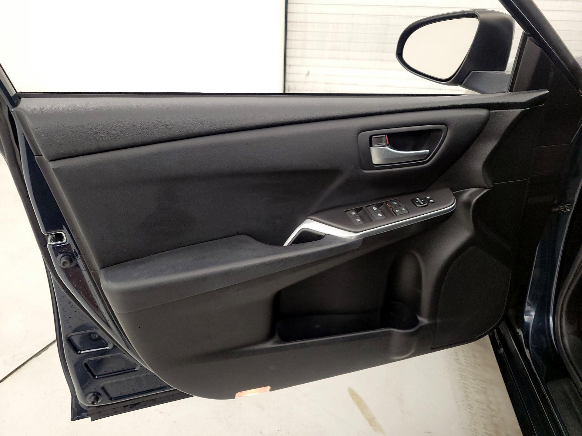 Thumbnail: 2017 Toyota Camry - 12