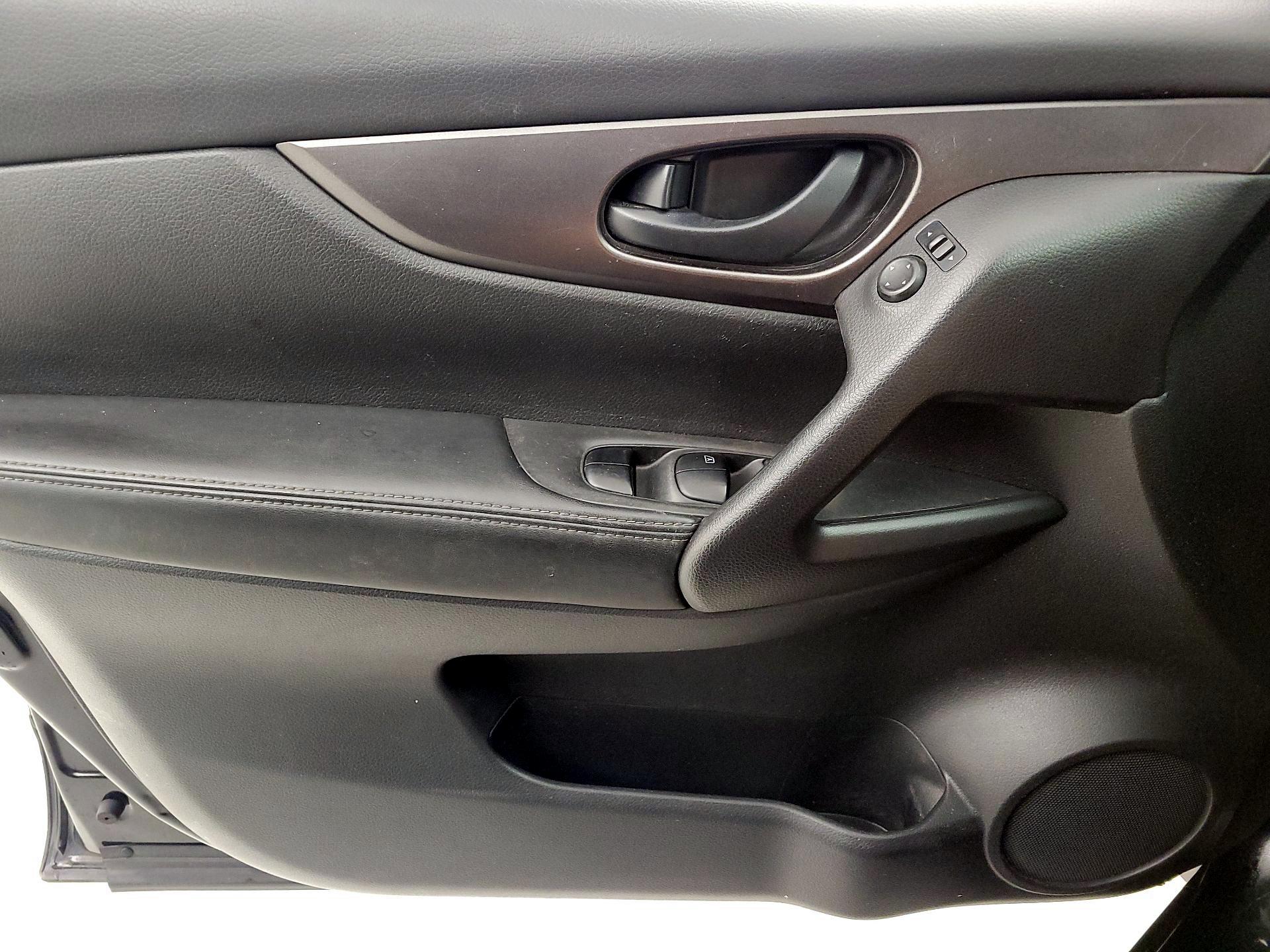 Thumbnail: 2018 Nissan Rogue Sport - 10