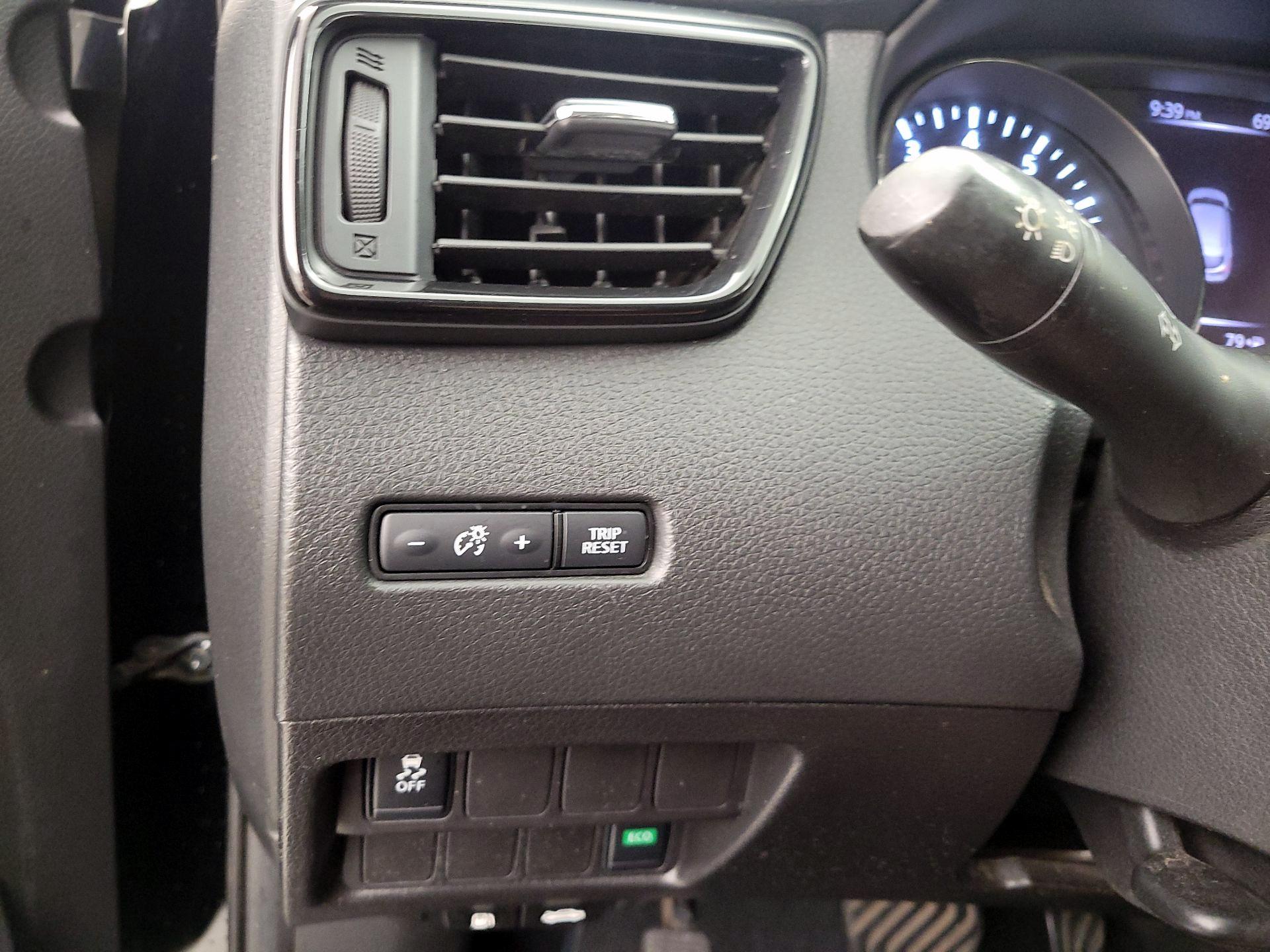 Thumbnail: 2018 Nissan Rogue Sport - 11