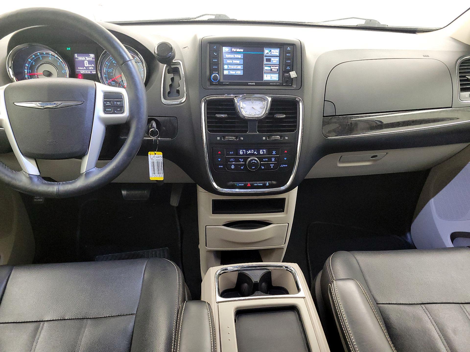 Thumbnail: 2016 Chrysler Town & Country - 9