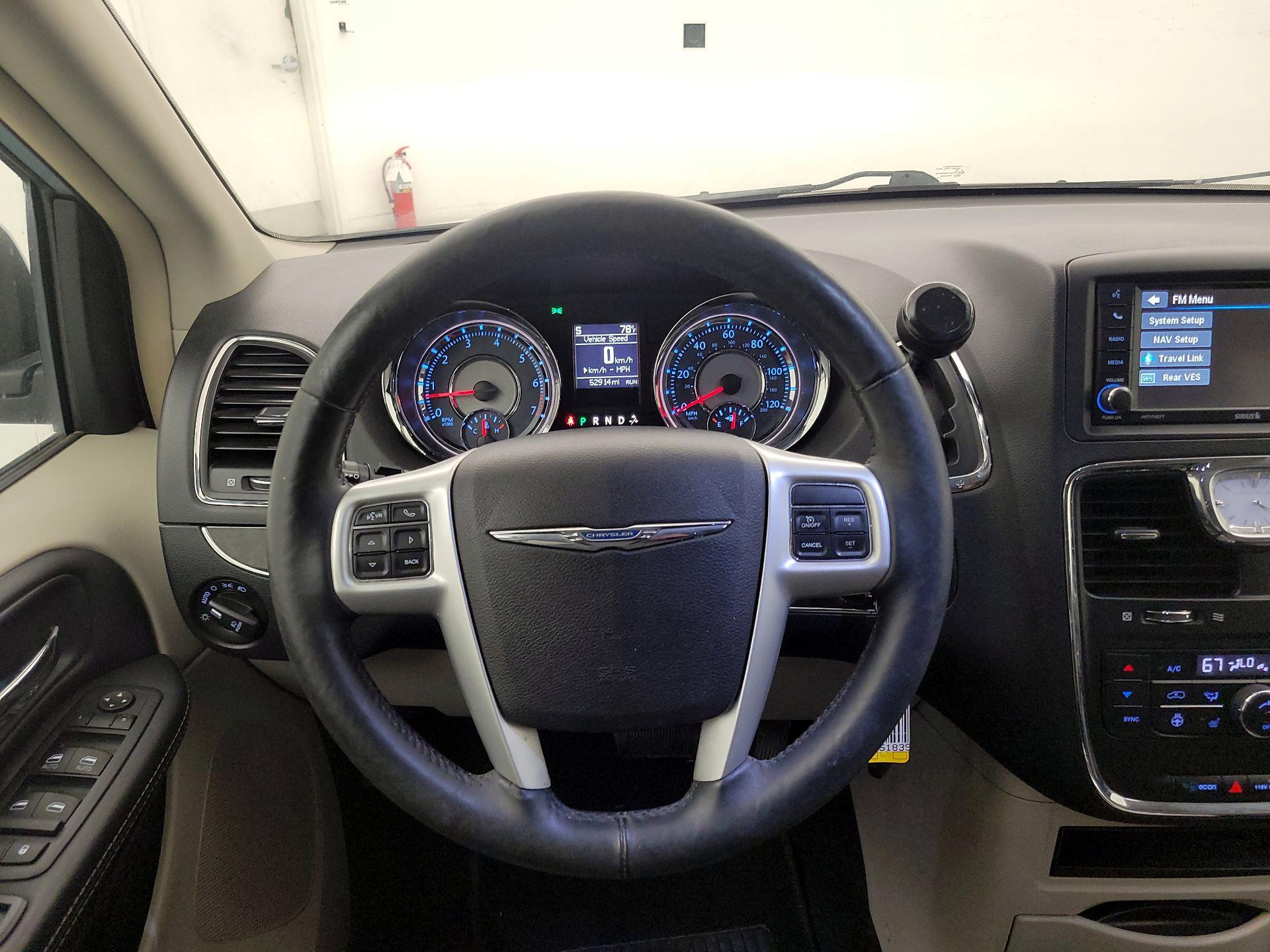 Thumbnail: 2016 Chrysler Town & Country - 10