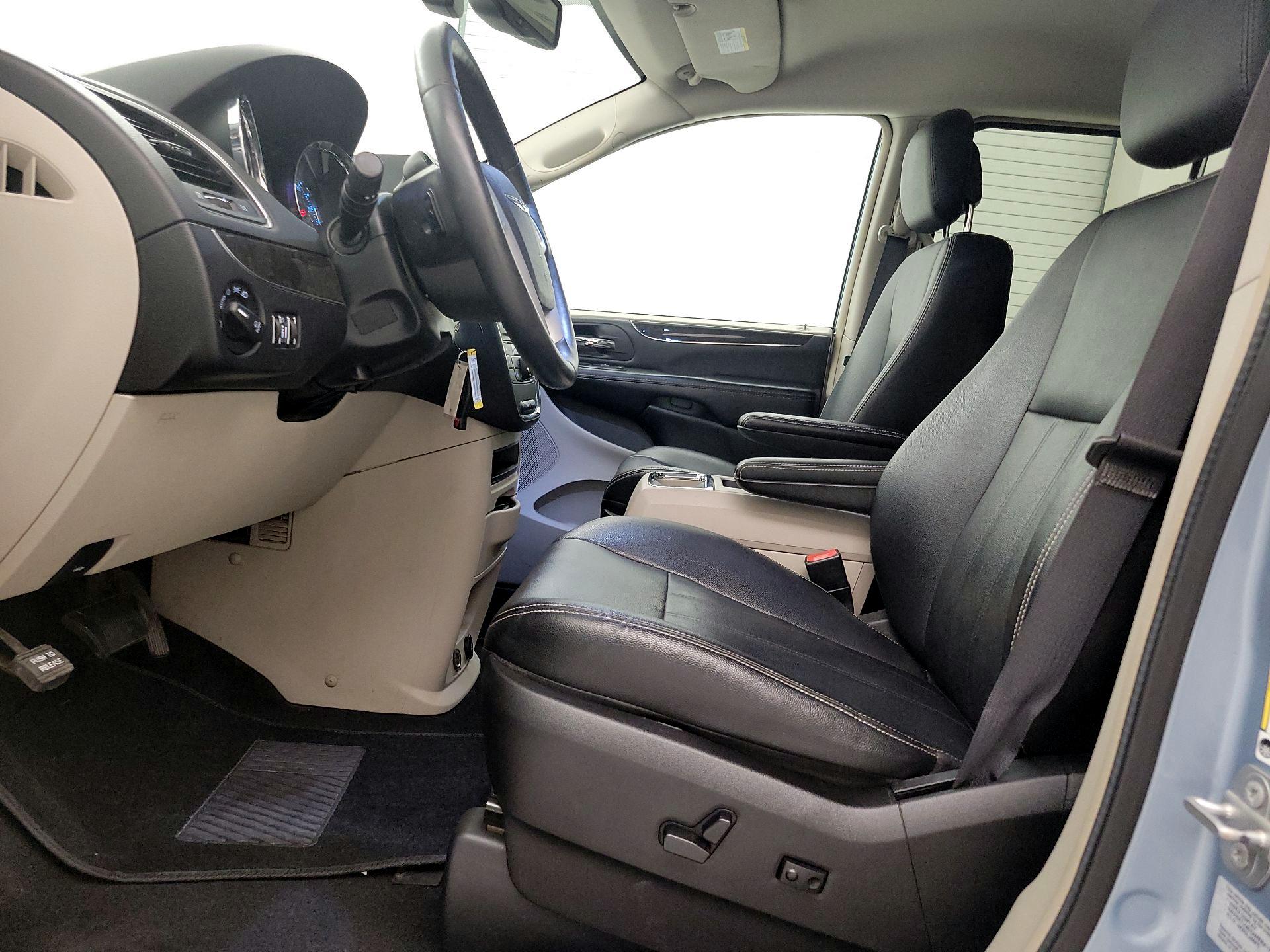 Thumbnail: 2016 Chrysler Town & Country - 11