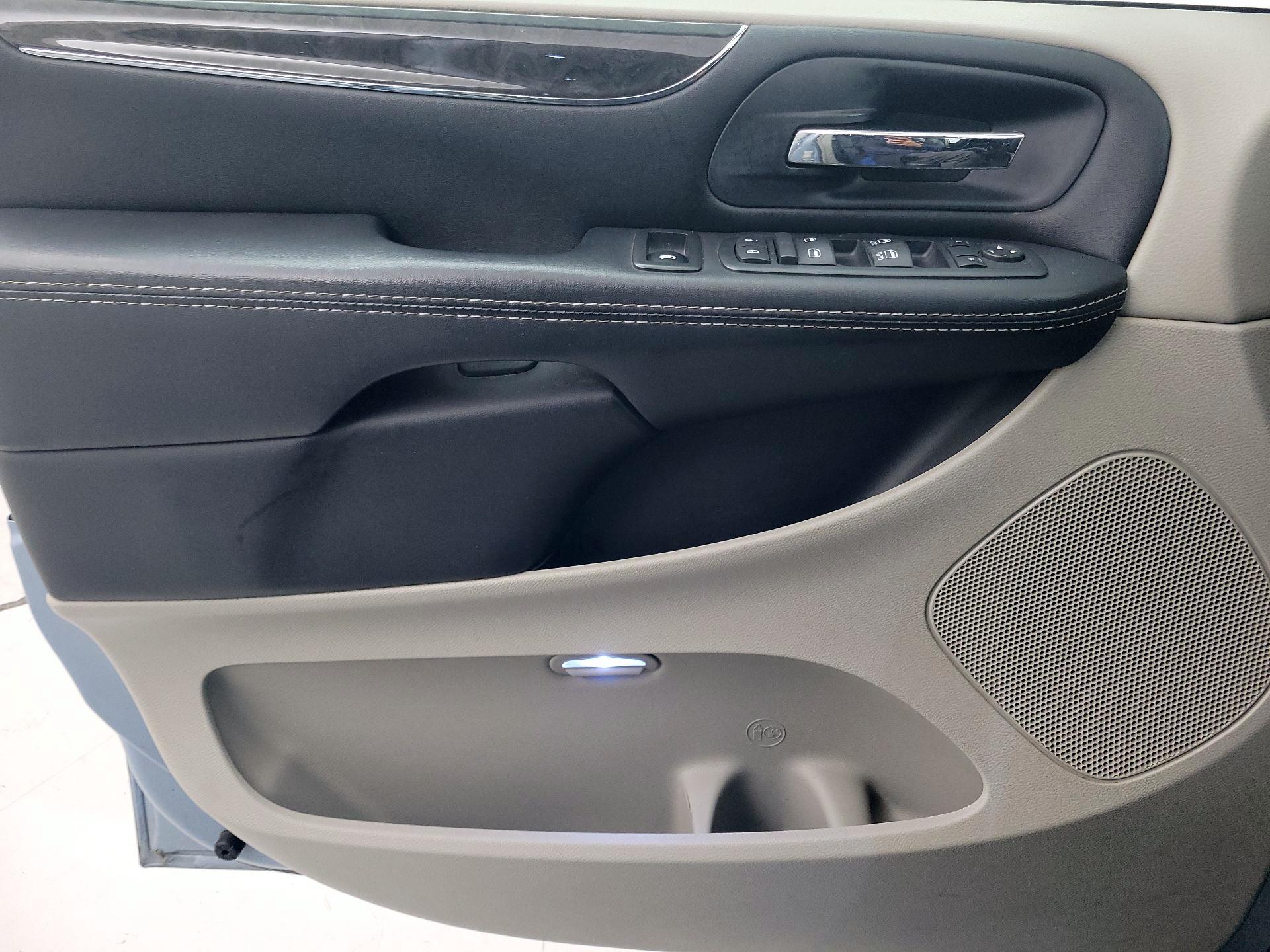 Thumbnail: 2016 Chrysler Town & Country - 12