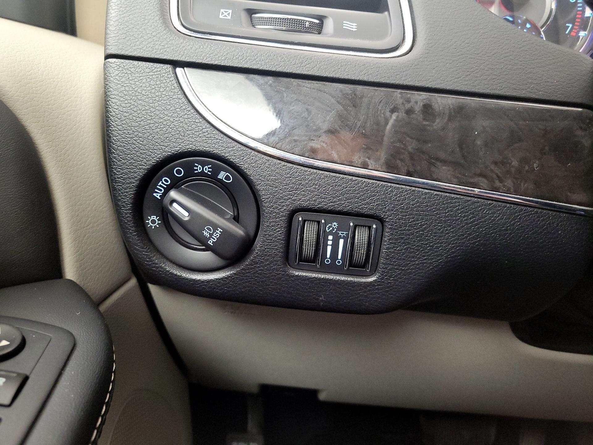 Thumbnail: 2016 Chrysler Town & Country - 13