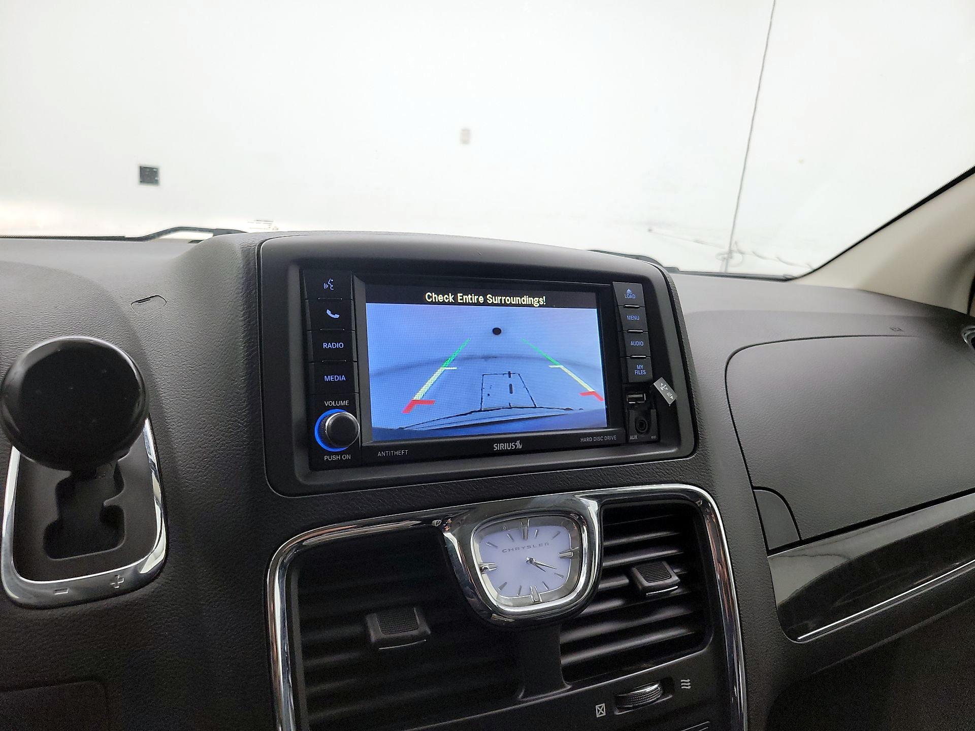 Thumbnail: 2016 Chrysler Town & Country - 15