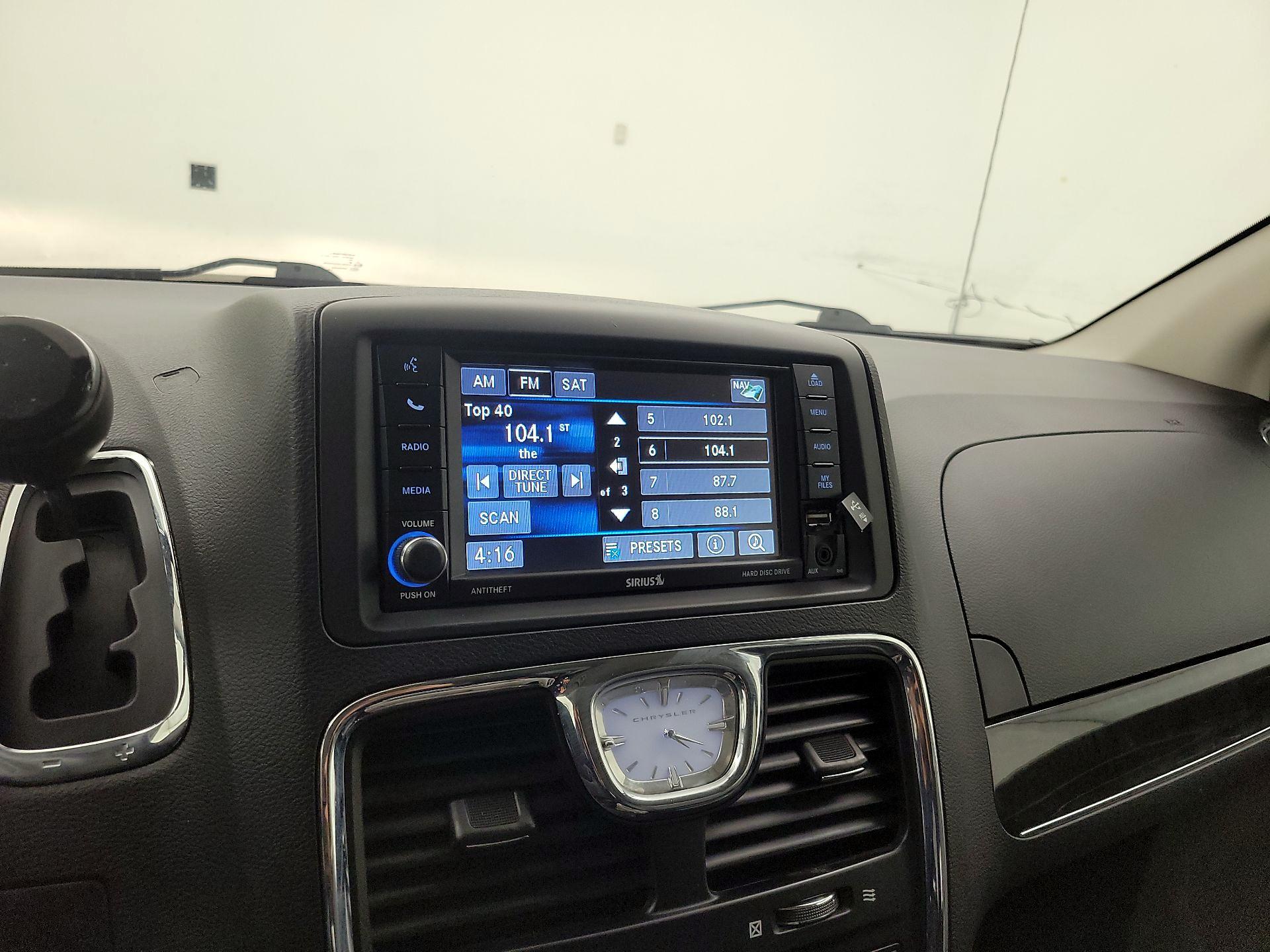 Thumbnail: 2016 Chrysler Town & Country - 16