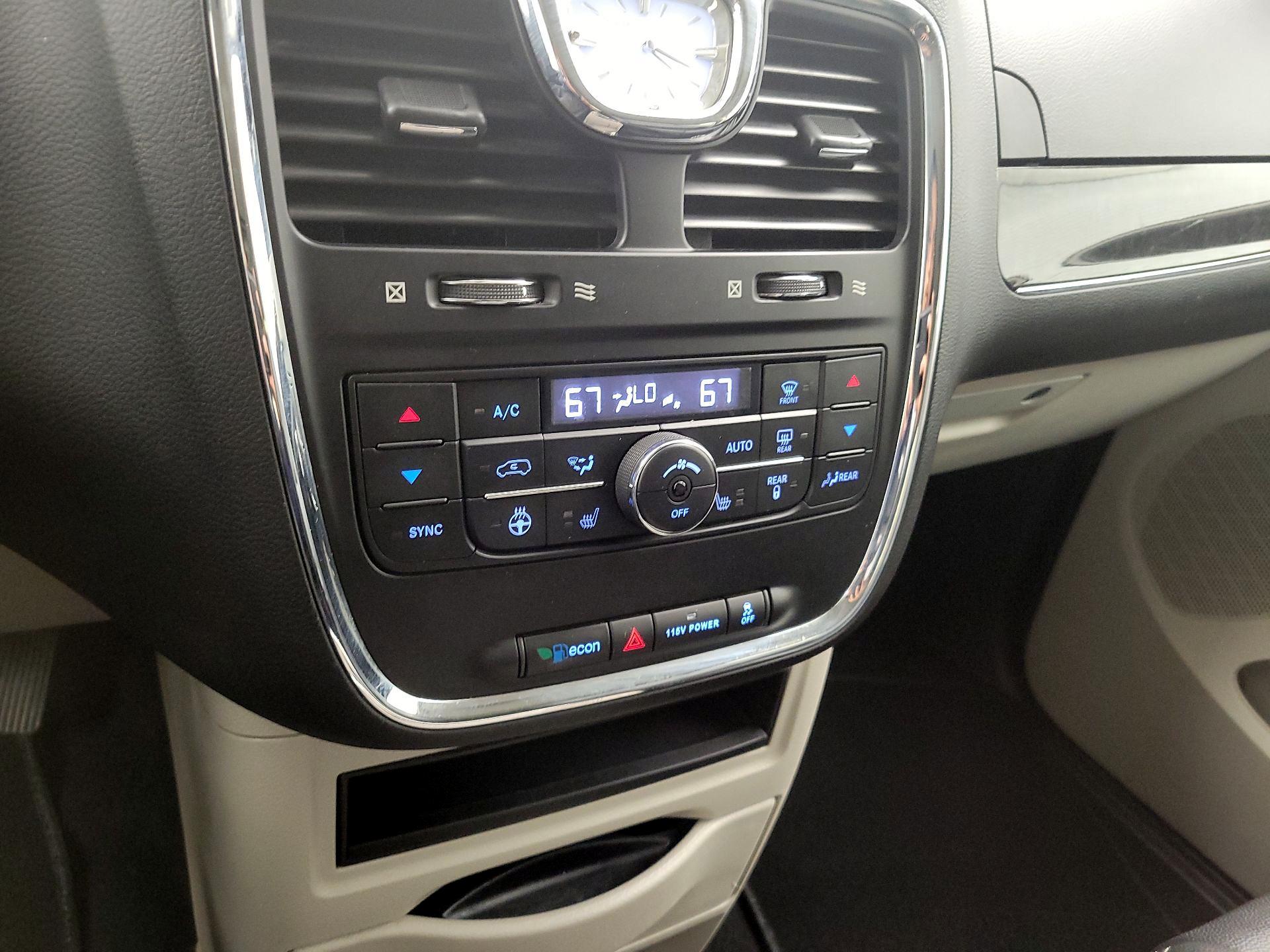 Thumbnail: 2016 Chrysler Town & Country - 17