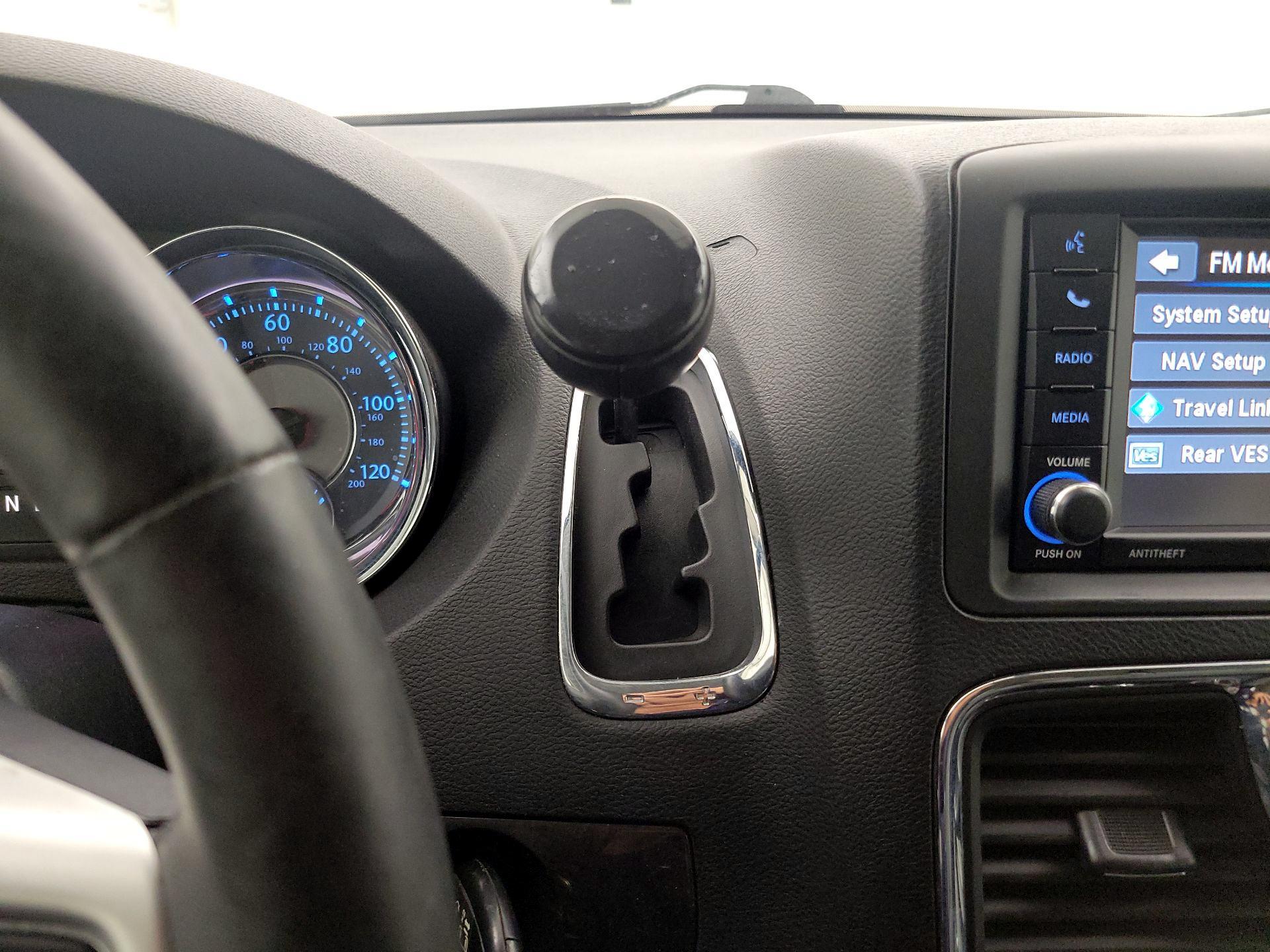 Thumbnail: 2016 Chrysler Town & Country - 18