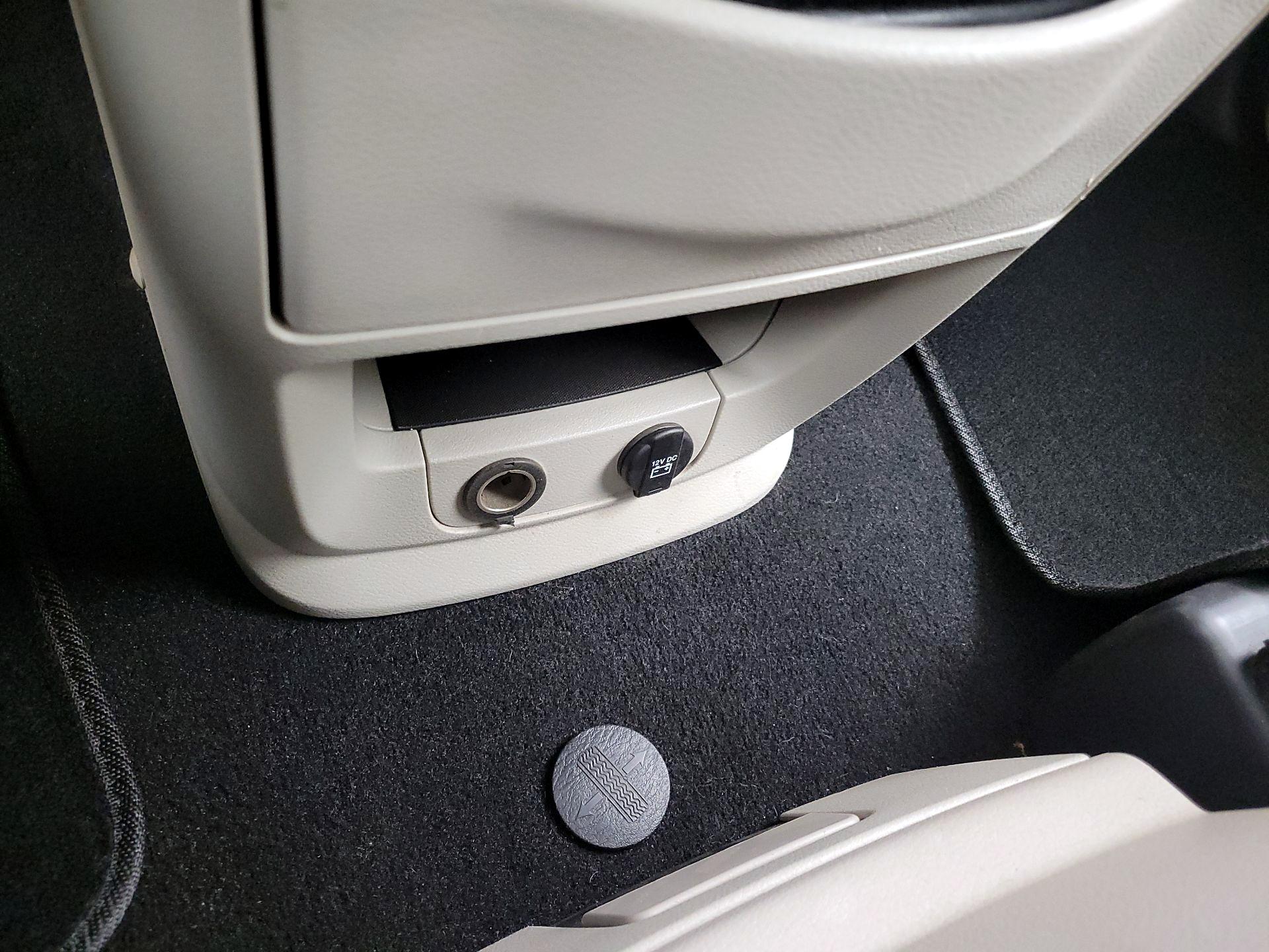 Thumbnail: 2016 Chrysler Town & Country - 19