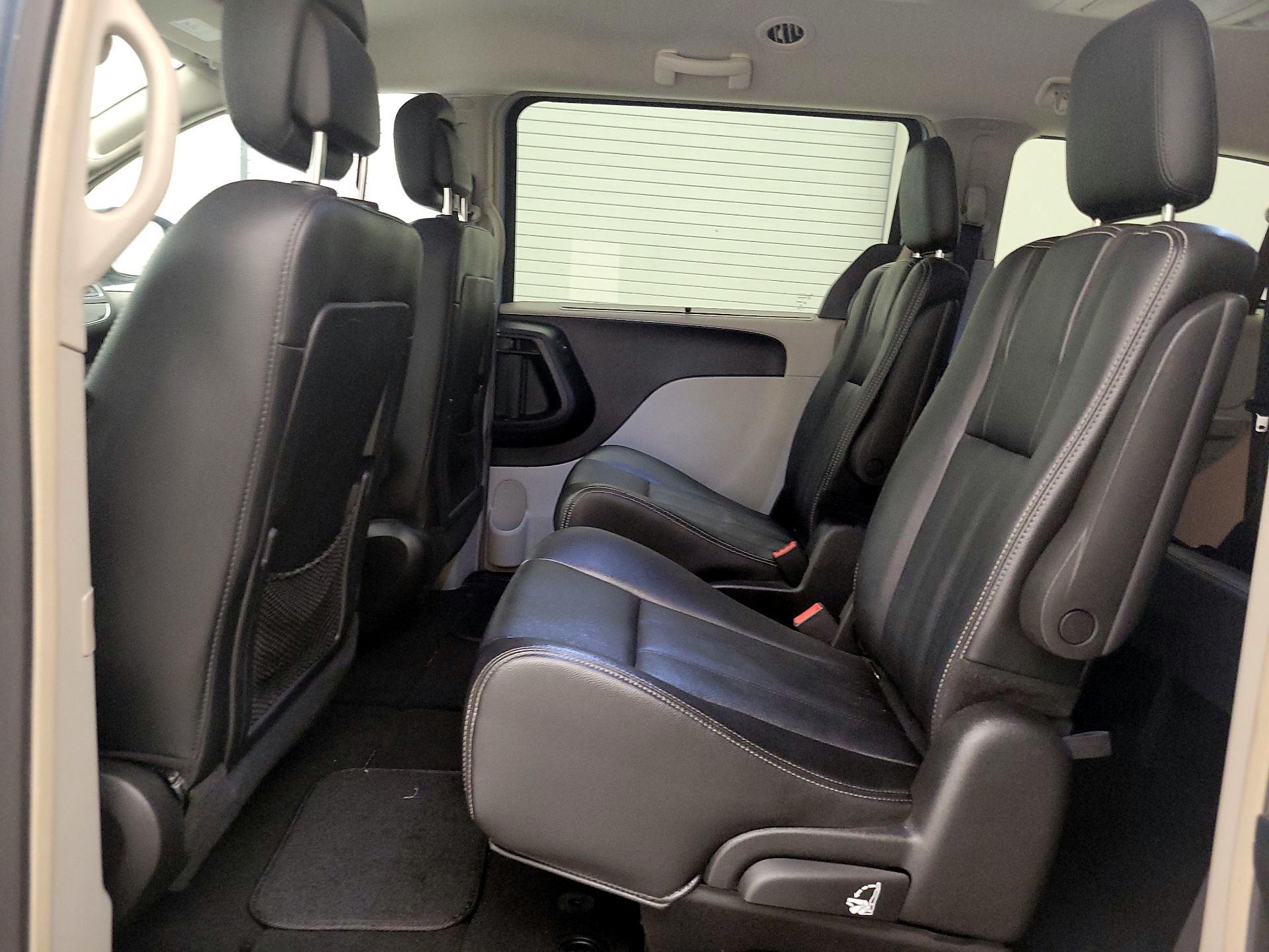 Thumbnail: 2016 Chrysler Town & Country - 20