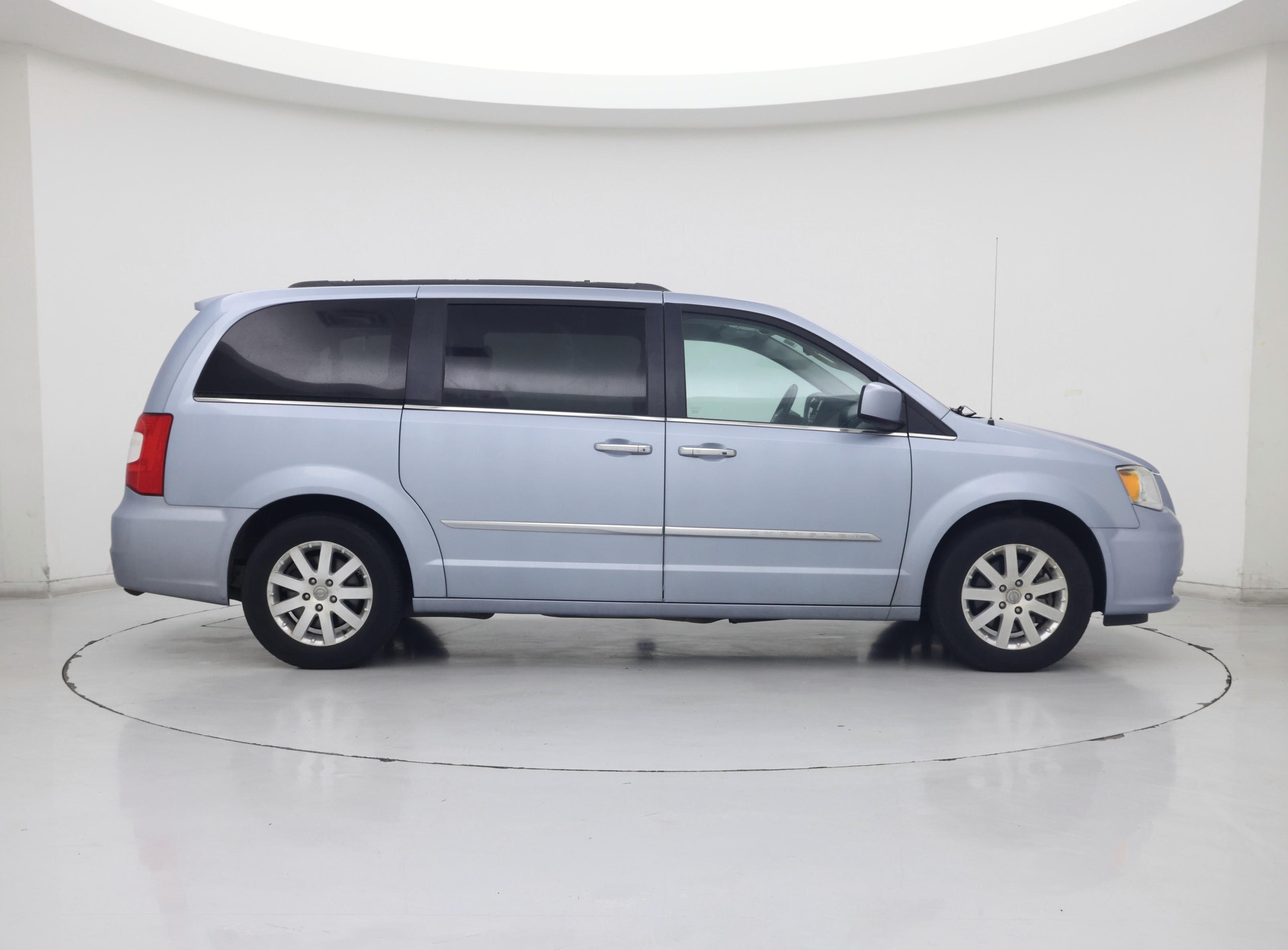 Thumbnail: 2016 Chrysler Town & Country - 7