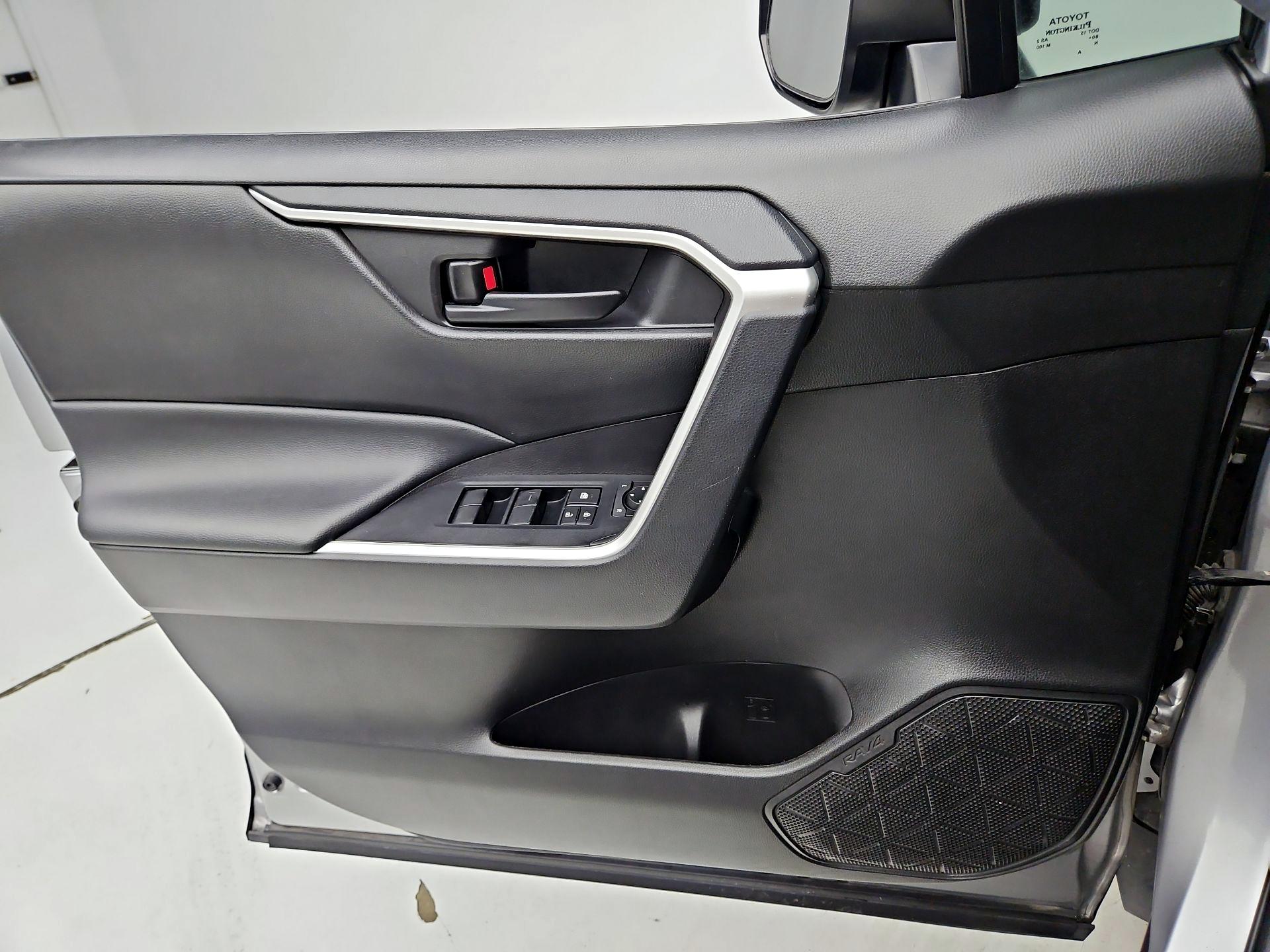 Thumbnail: 2022 Toyota RAV4 - 12