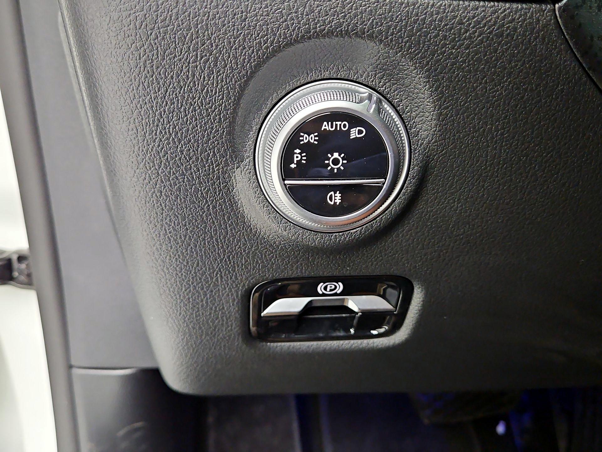 Thumbnail: 2025 Mercedes-Benz C-Class - 13