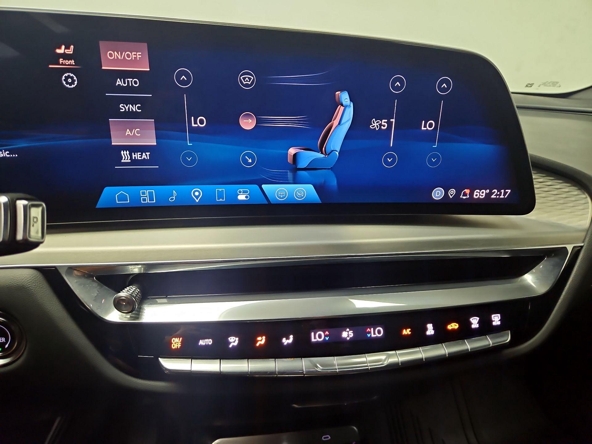 Thumbnail: 2024 Cadillac Lyriq - 16